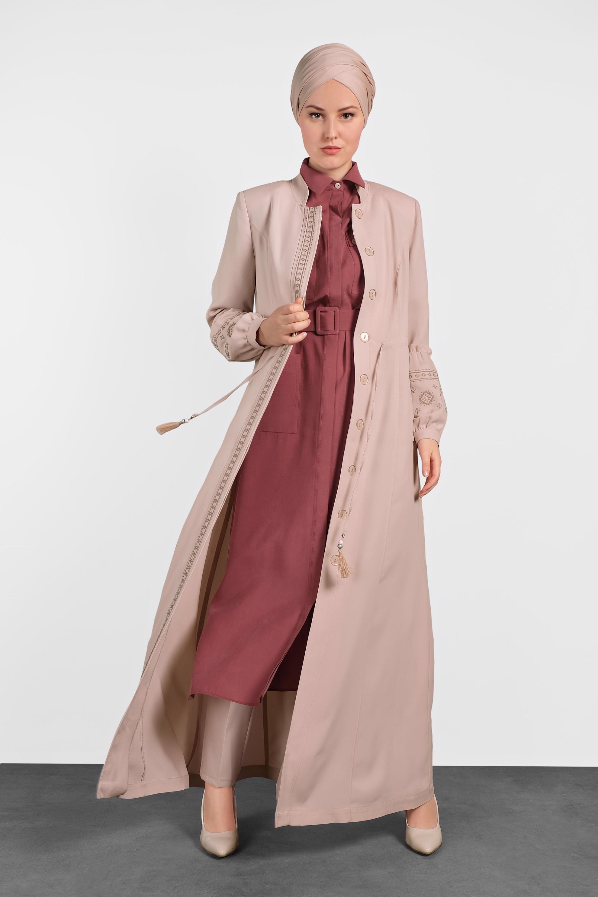 Tesettür giyim PUDRA HAKİM YAKA İŞLEMELİ PARDESÜ 1427