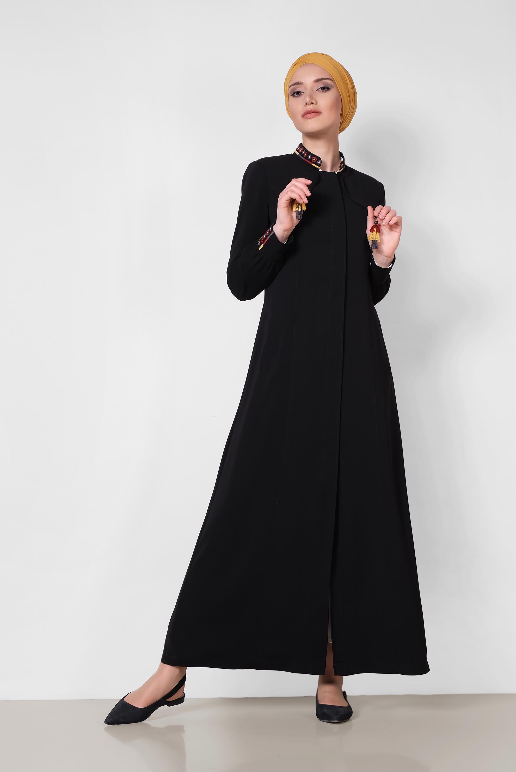 Tesettür giyim SİYAH YAKASI VE MANŞETLERİ NAKIŞLI PARDESÜ 1451