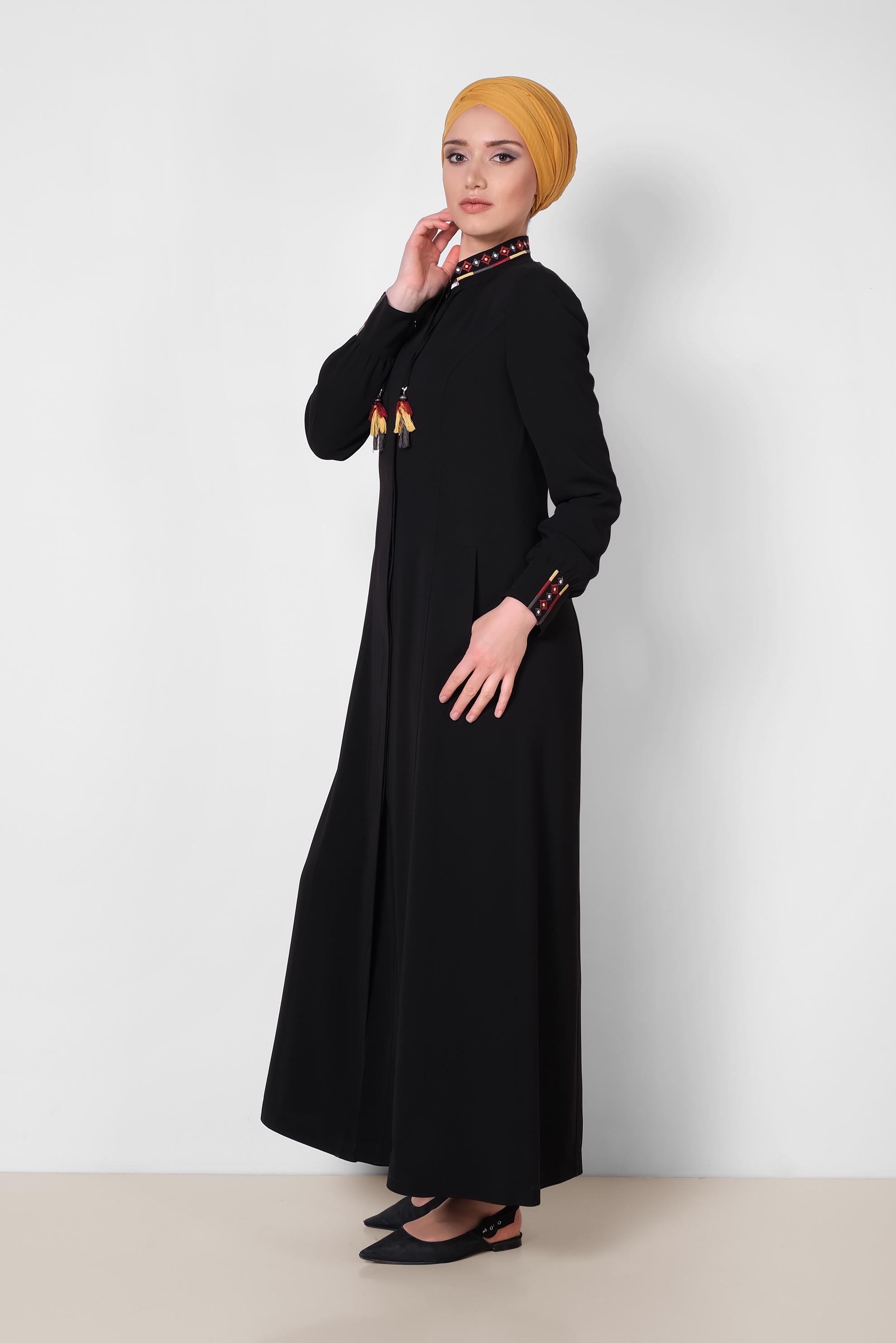 Tesettür giyim SİYAH YAKASI VE MANŞETLERİ NAKIŞLI PARDESÜ 1451