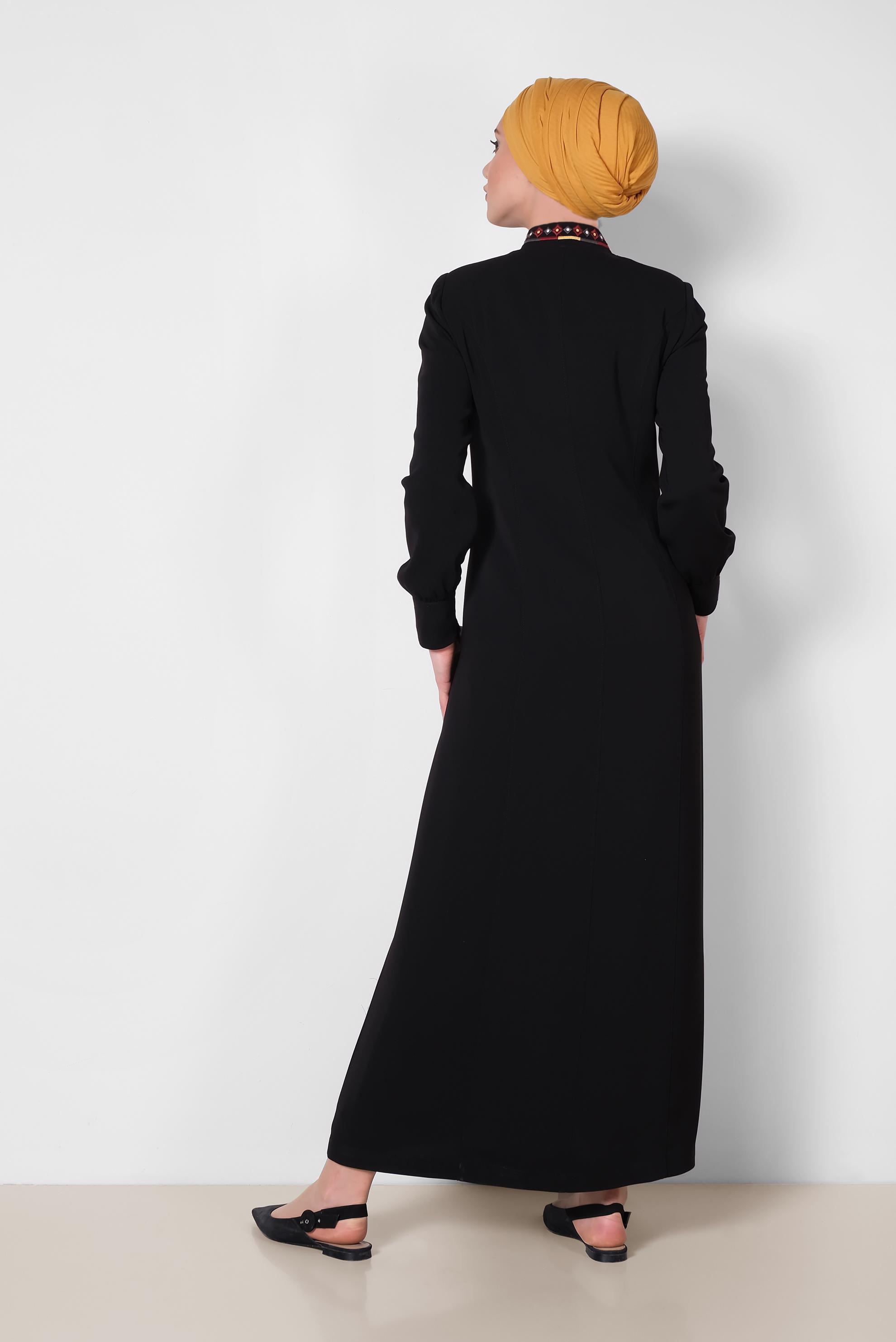 Tesettür giyim SİYAH YAKASI VE MANŞETLERİ NAKIŞLI PARDESÜ 1451