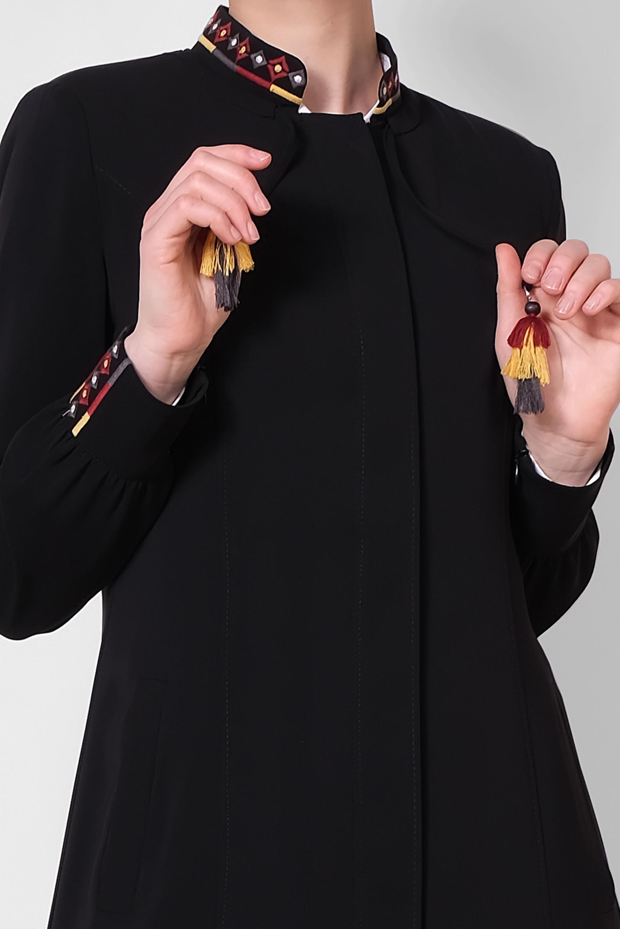 Tesettür giyim SİYAH YAKASI VE MANŞETLERİ NAKIŞLI PARDESÜ 1451