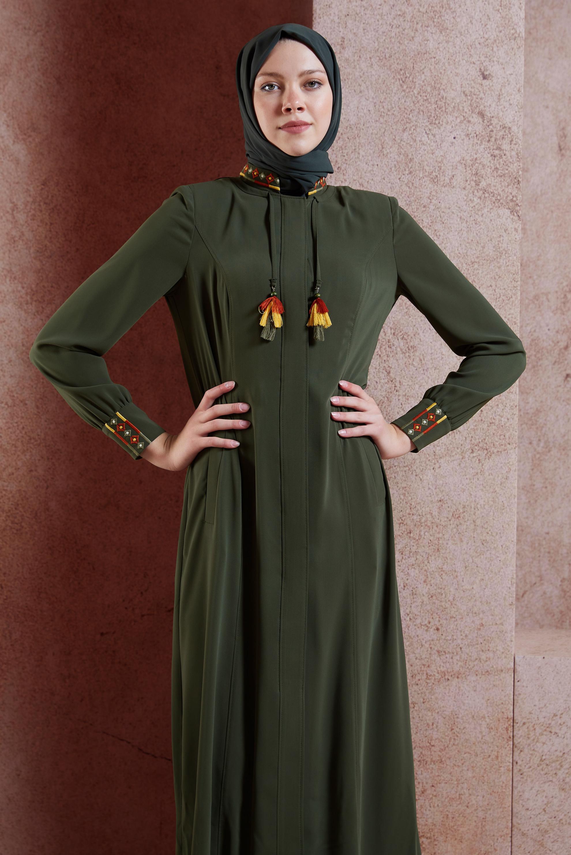 Tesettür giyim HAKİ YAKASI VE MANŞETLERİ NAKIŞLI PARDESÜ 1451