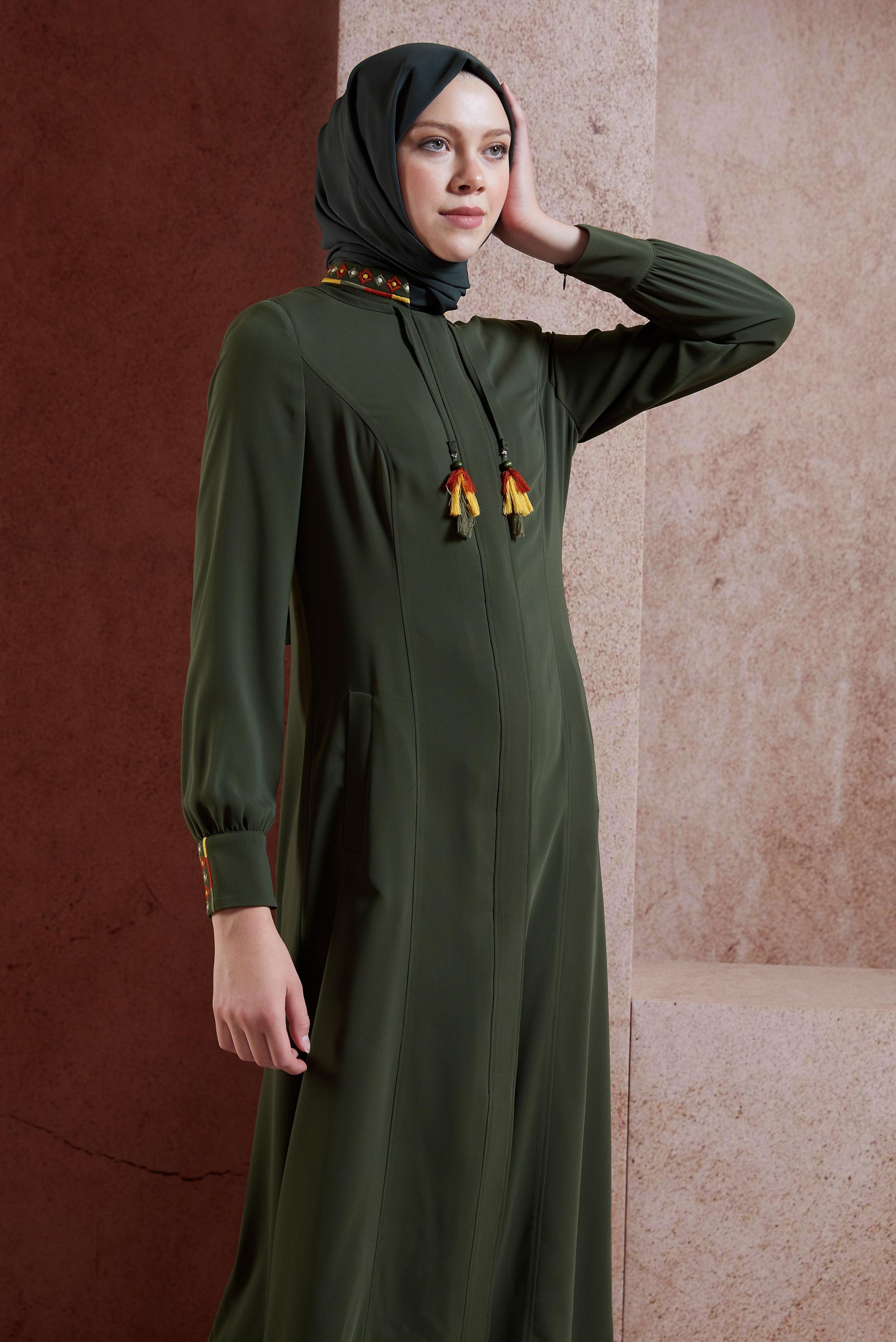 Tesettür giyim HAKİ YAKASI VE MANŞETLERİ NAKIŞLI PARDESÜ 1451