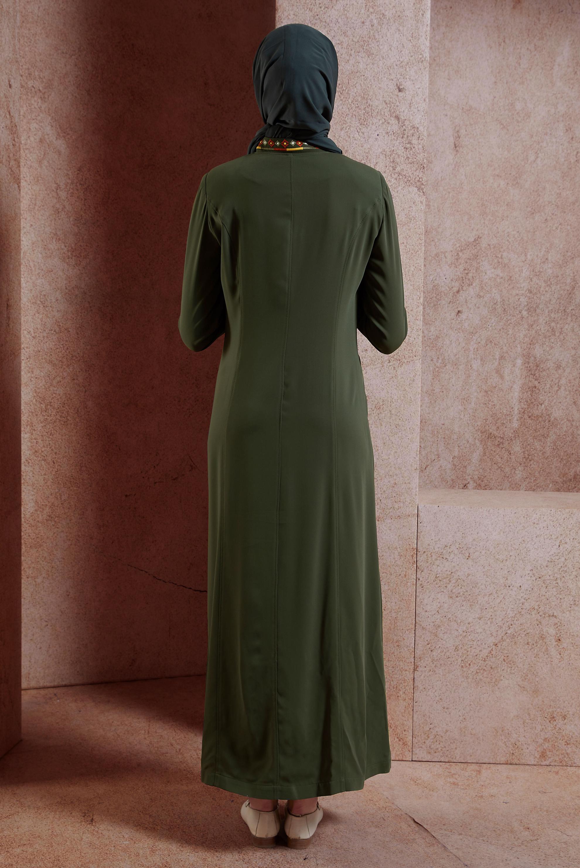 Tesettür giyim HAKİ YAKASI VE MANŞETLERİ NAKIŞLI PARDESÜ 1451