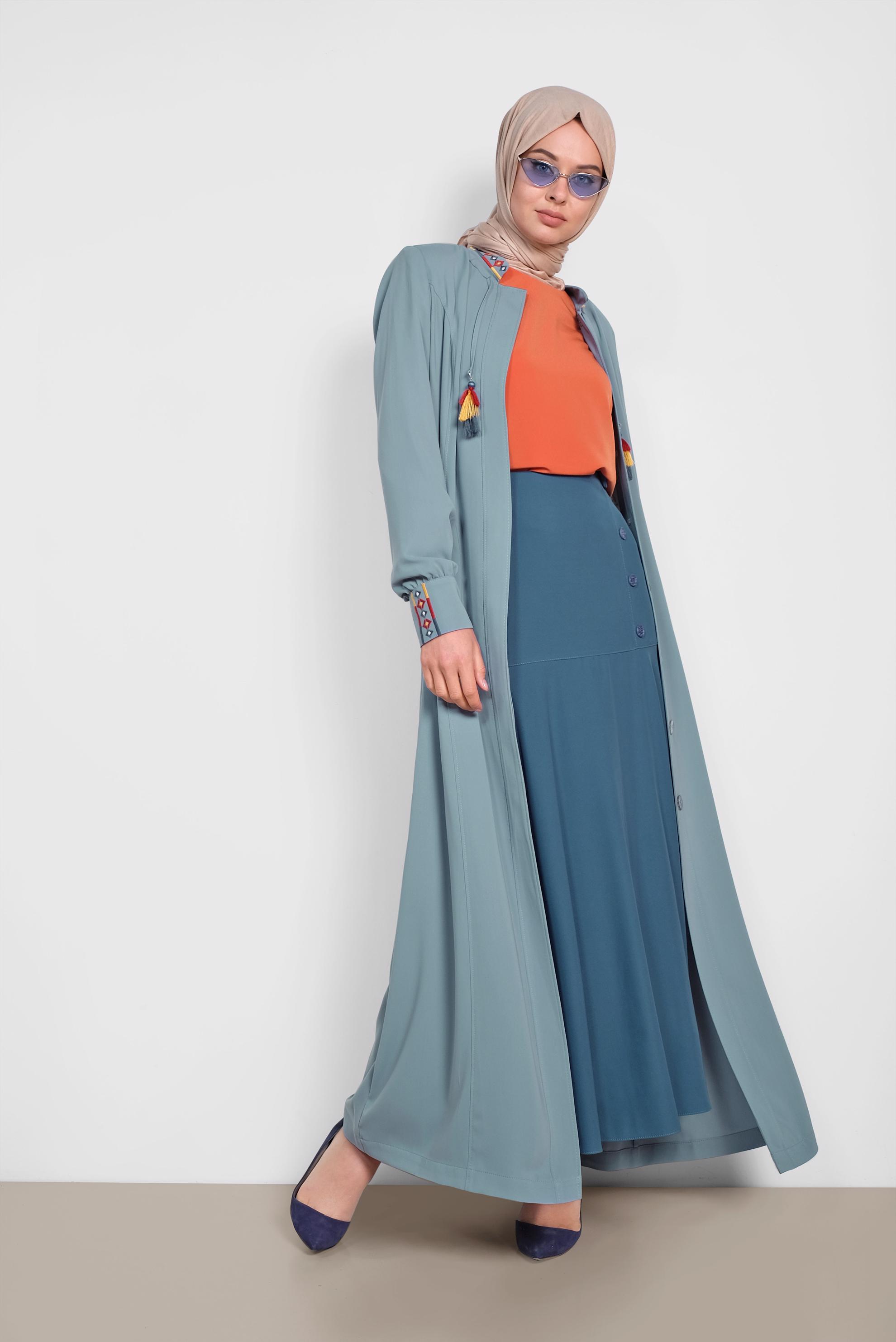 Tesettür giyim MAVİ YAKASI VE MANŞETLERİ NAKIŞLI PARDESÜ 1451