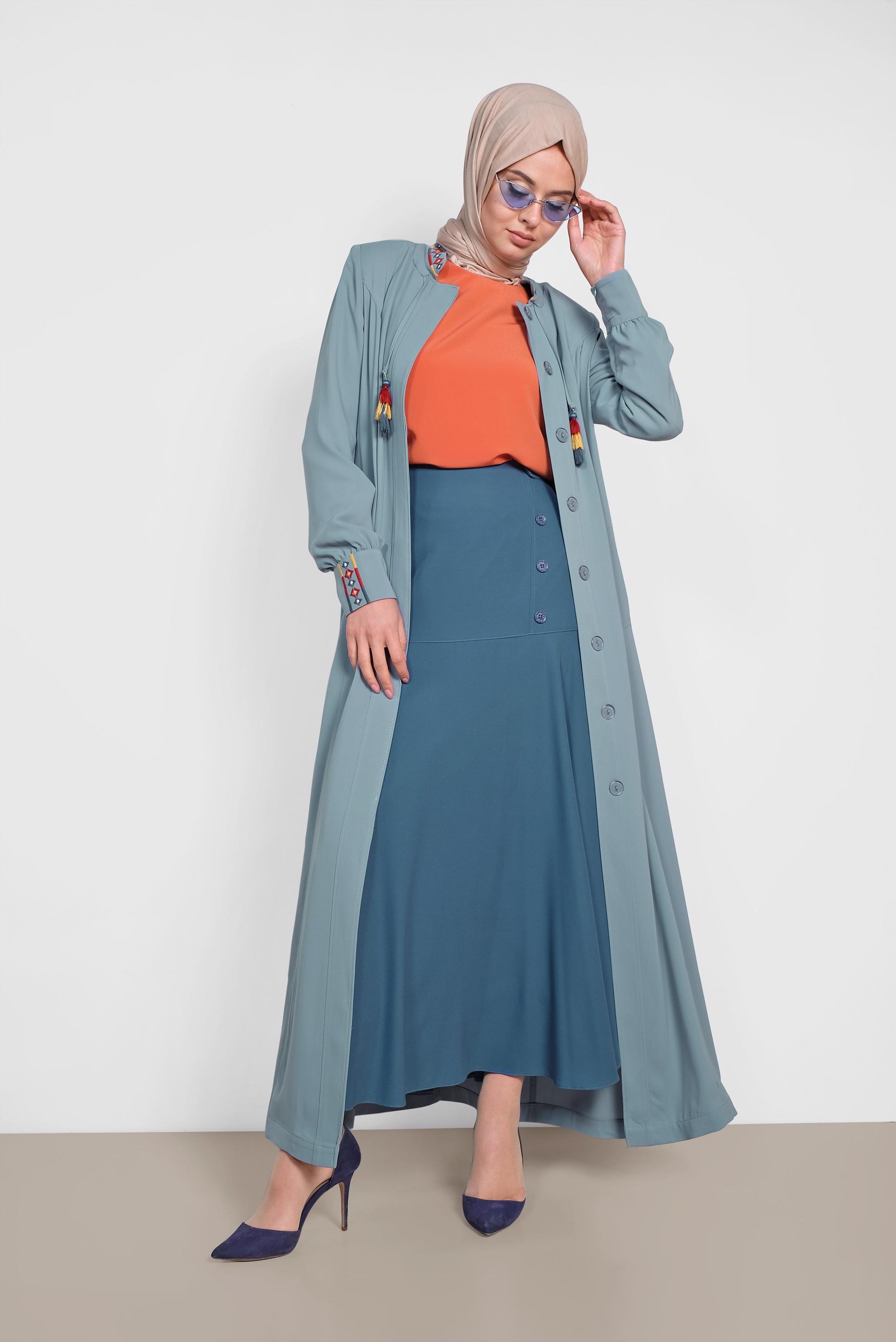 Tesettür giyim MAVİ YAKASI VE MANŞETLERİ NAKIŞLI PARDESÜ 1451
