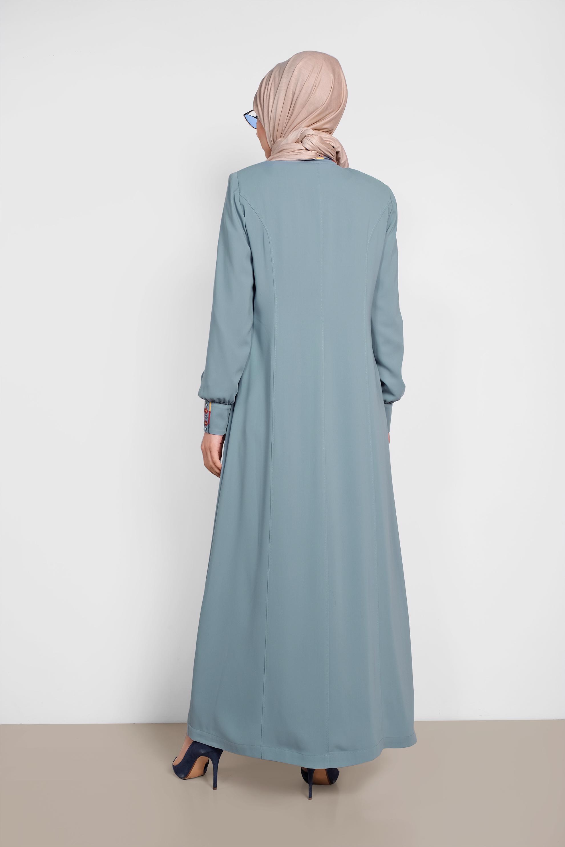 Tesettür giyim MAVİ YAKASI VE MANŞETLERİ NAKIŞLI PARDESÜ 1451