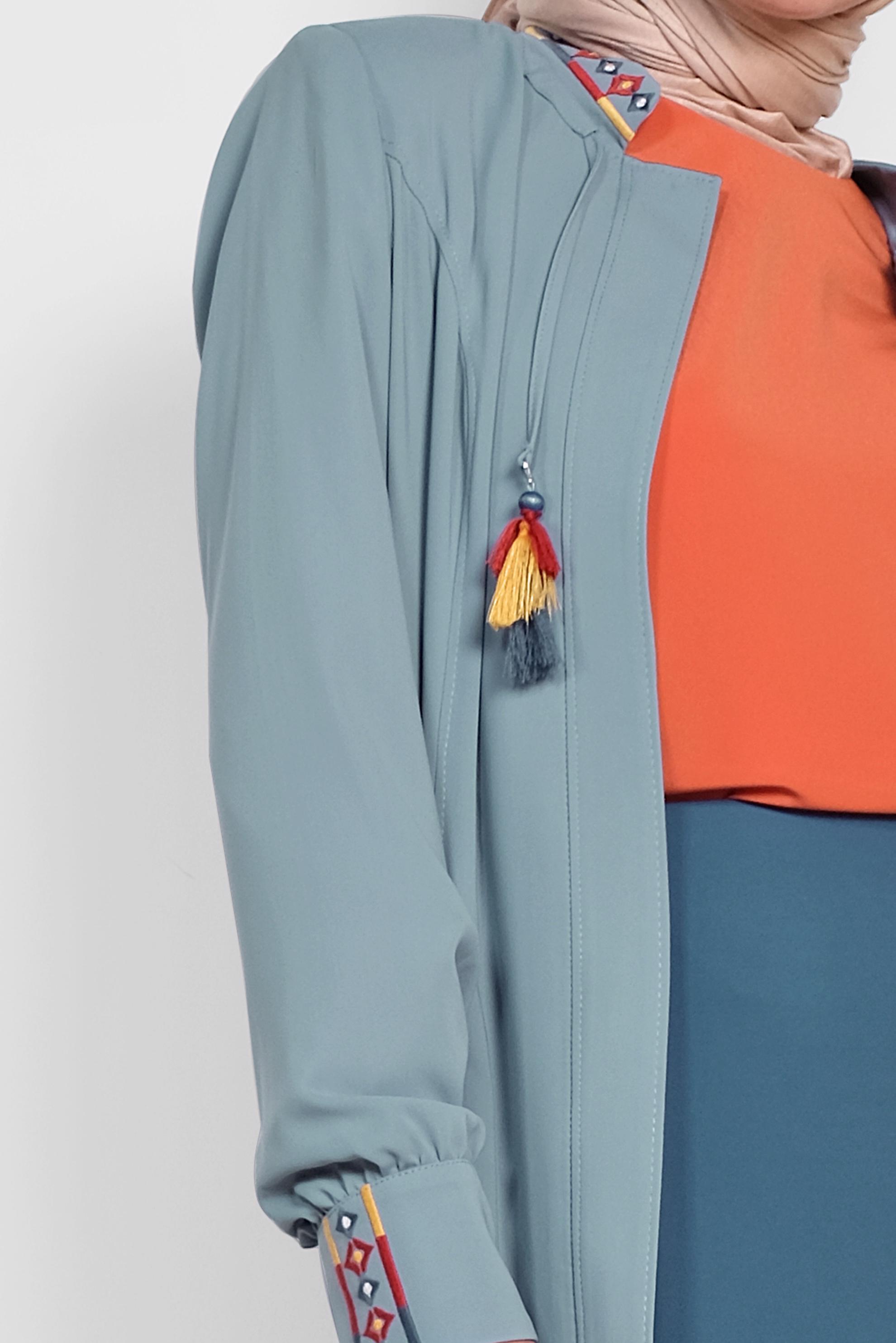 Tesettür giyim MAVİ YAKASI VE MANŞETLERİ NAKIŞLI PARDESÜ 1451