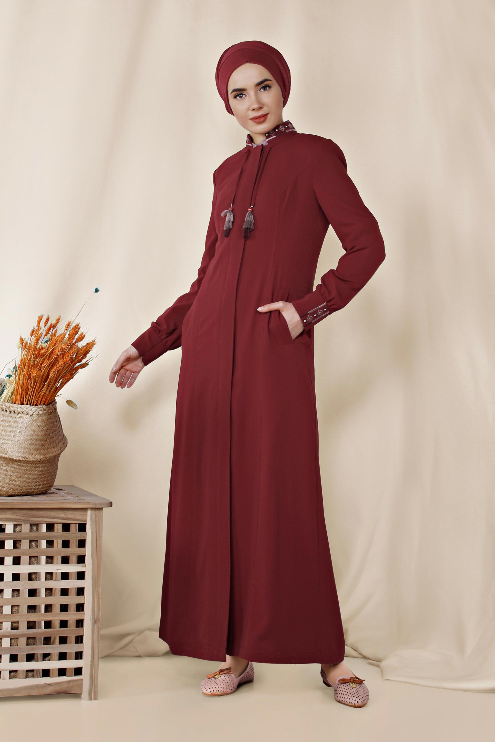Tesettür giyim BORDO YAKASI VE MANŞETLERİ NAKIŞLI PARDESÜ 1451