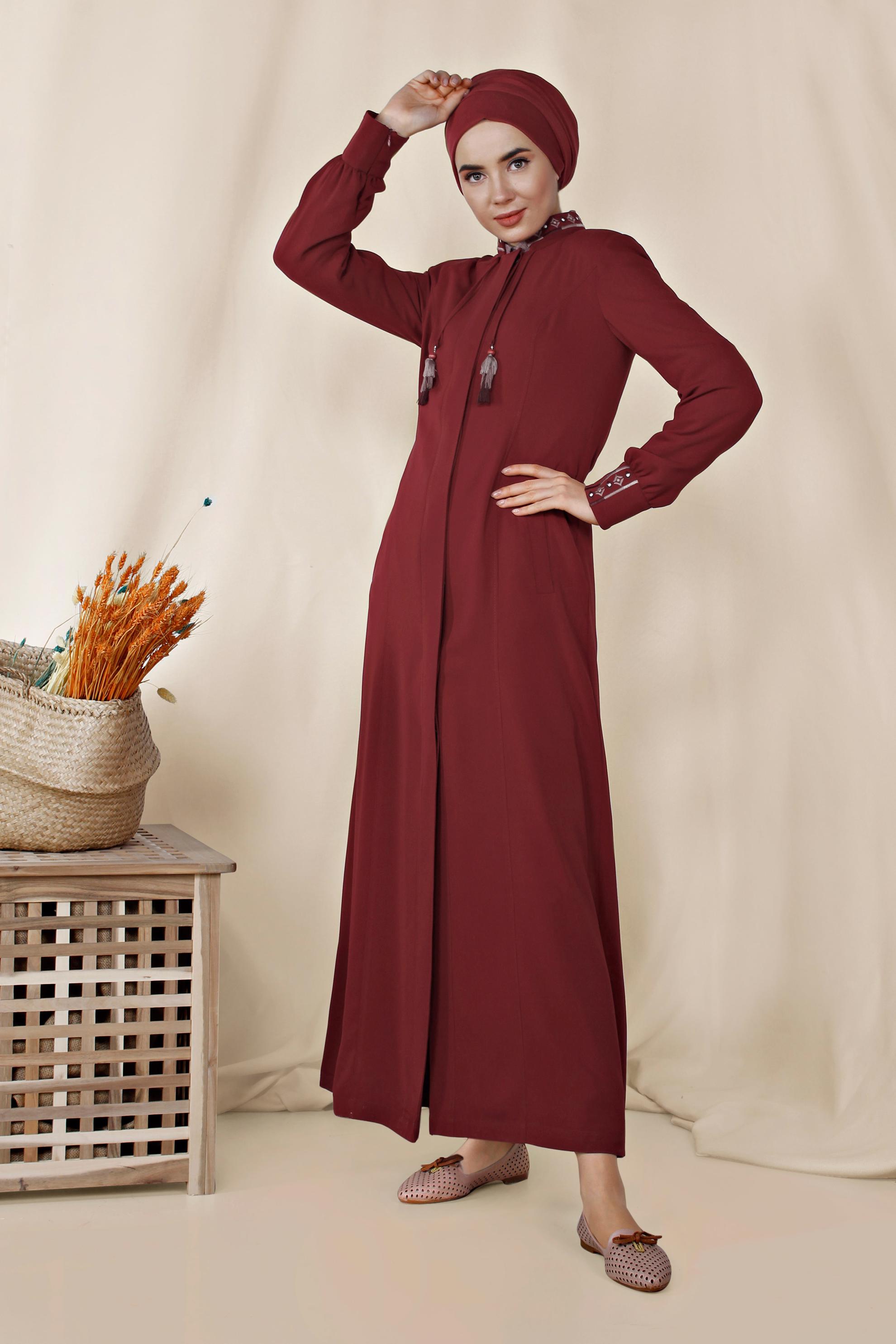 Tesettür giyim BORDO YAKASI VE MANŞETLERİ NAKIŞLI PARDESÜ 1451