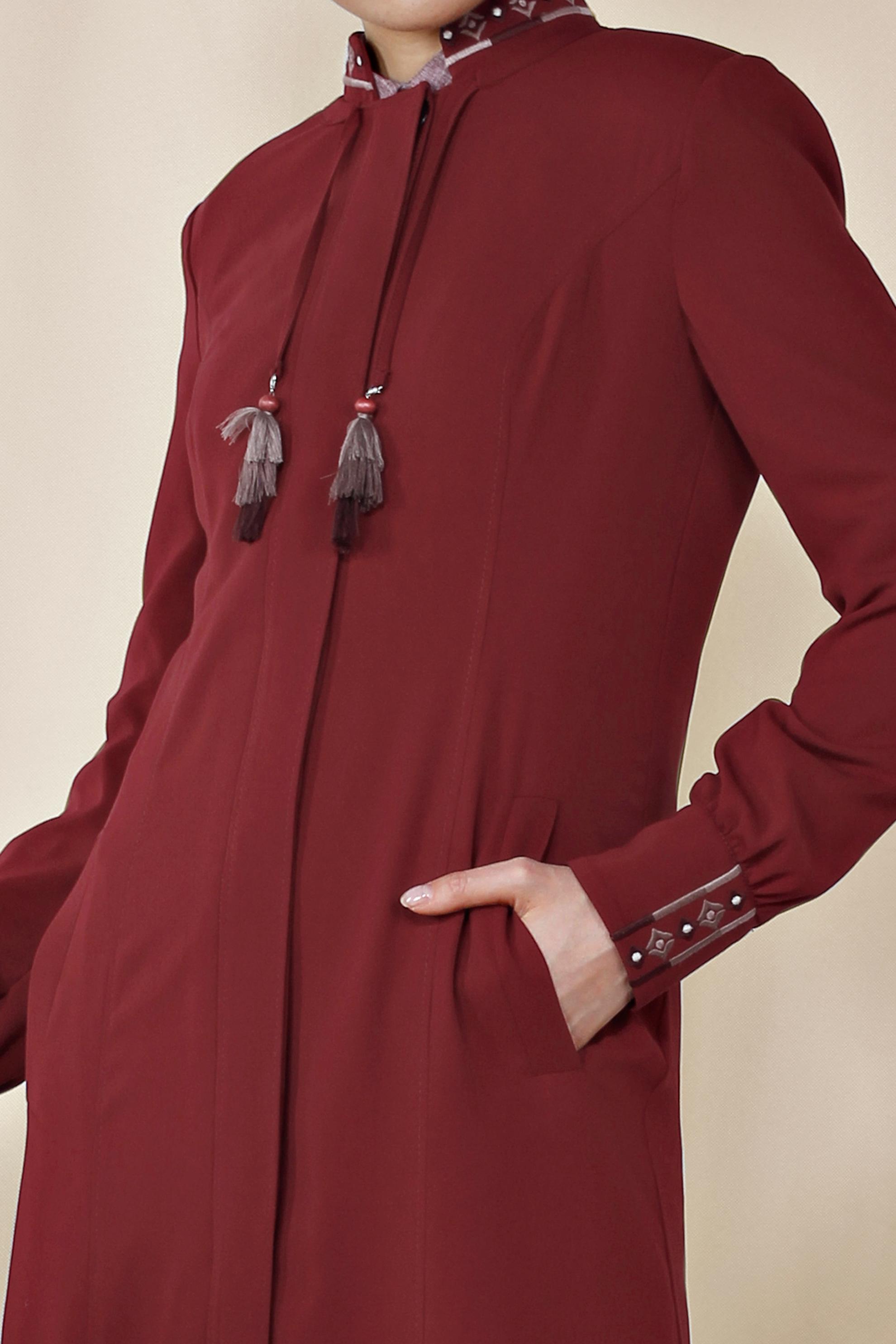 Tesettür giyim BORDO YAKASI VE MANŞETLERİ NAKIŞLI PARDESÜ 1451