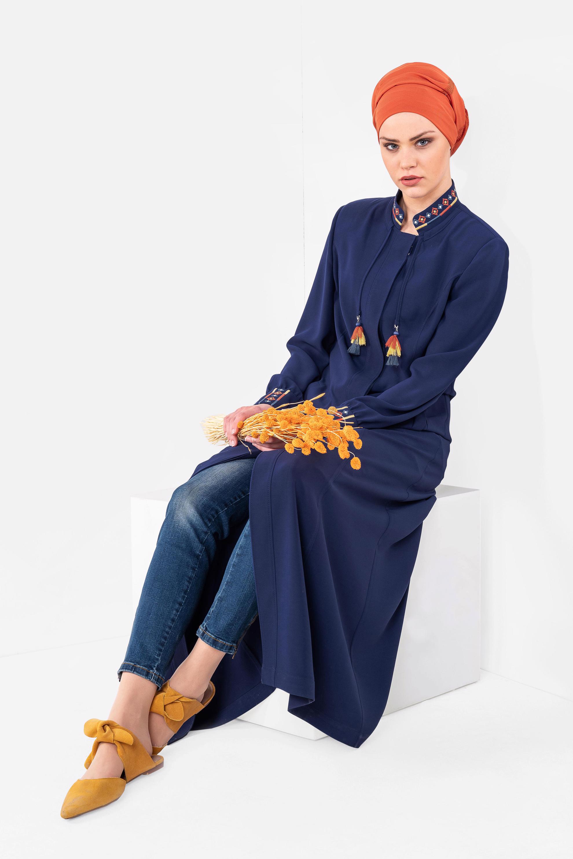 Tesettür giyim LACİVERT YAKASI VE MANŞETLERİ NAKIŞLI PARDESÜ 1451