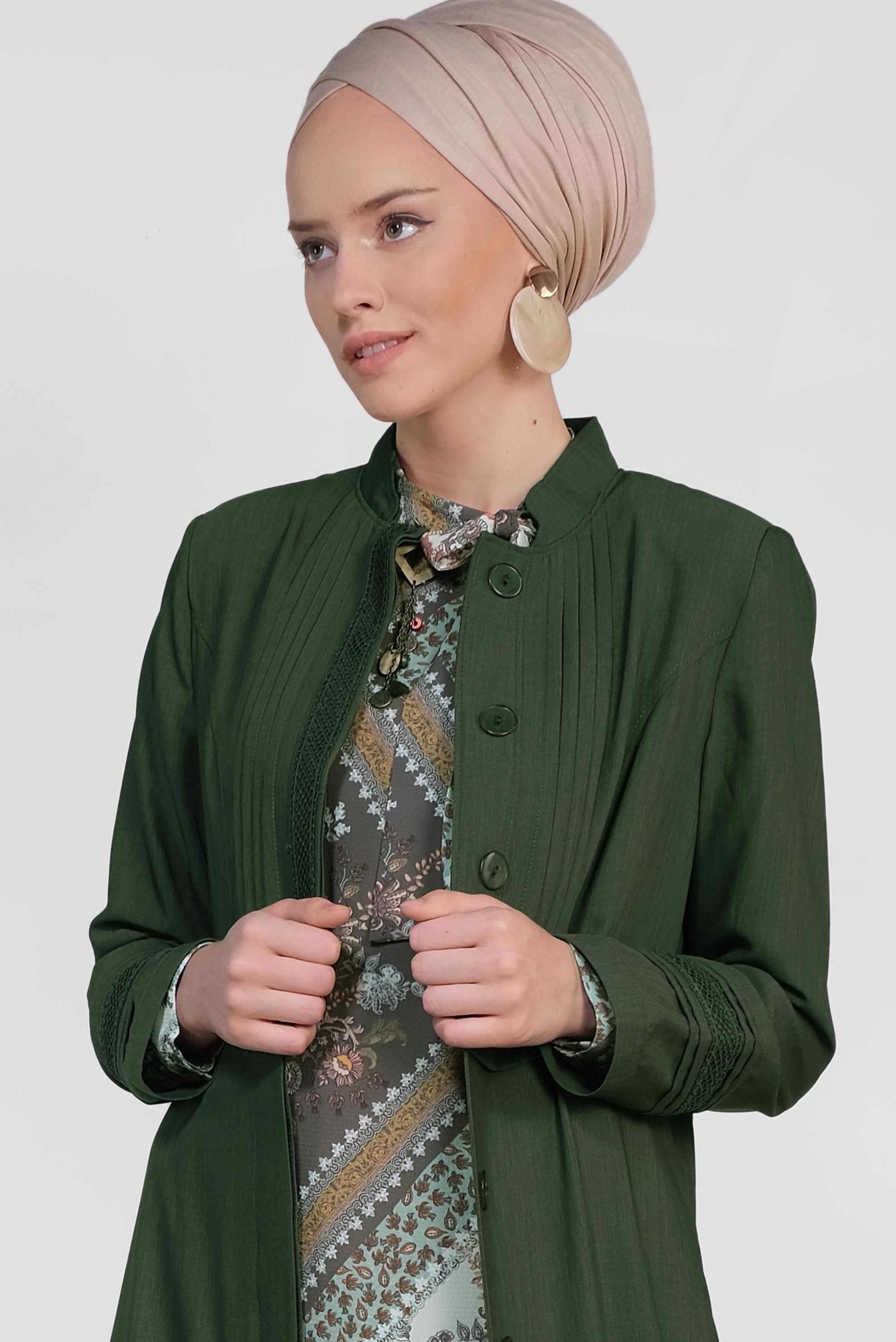 Tesettür giyim HAKİ GİZLİ DÜĞMELİ YAKASI BROŞLU PARDESÜ 1454