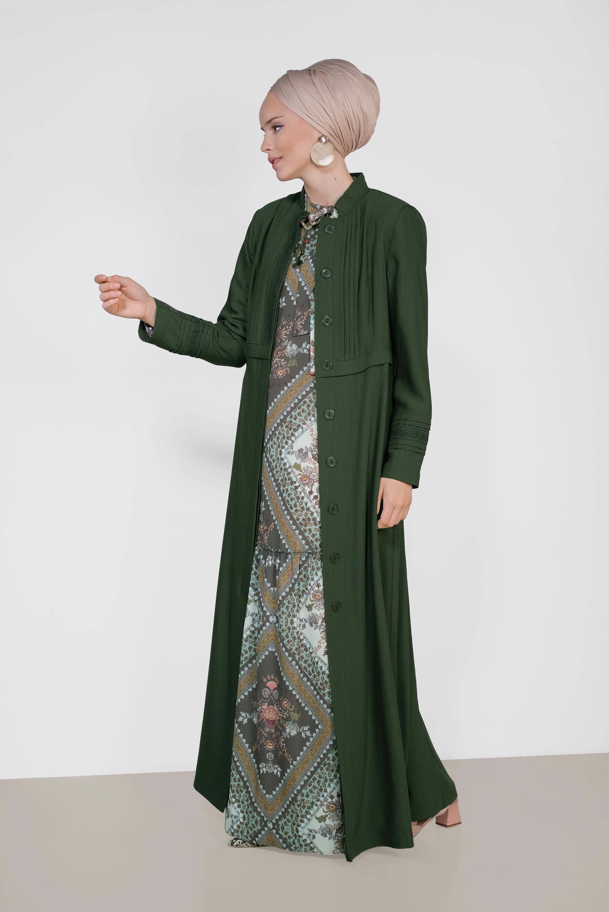 Tesettür giyim HAKİ GİZLİ DÜĞMELİ YAKASI BROŞLU PARDESÜ 1454