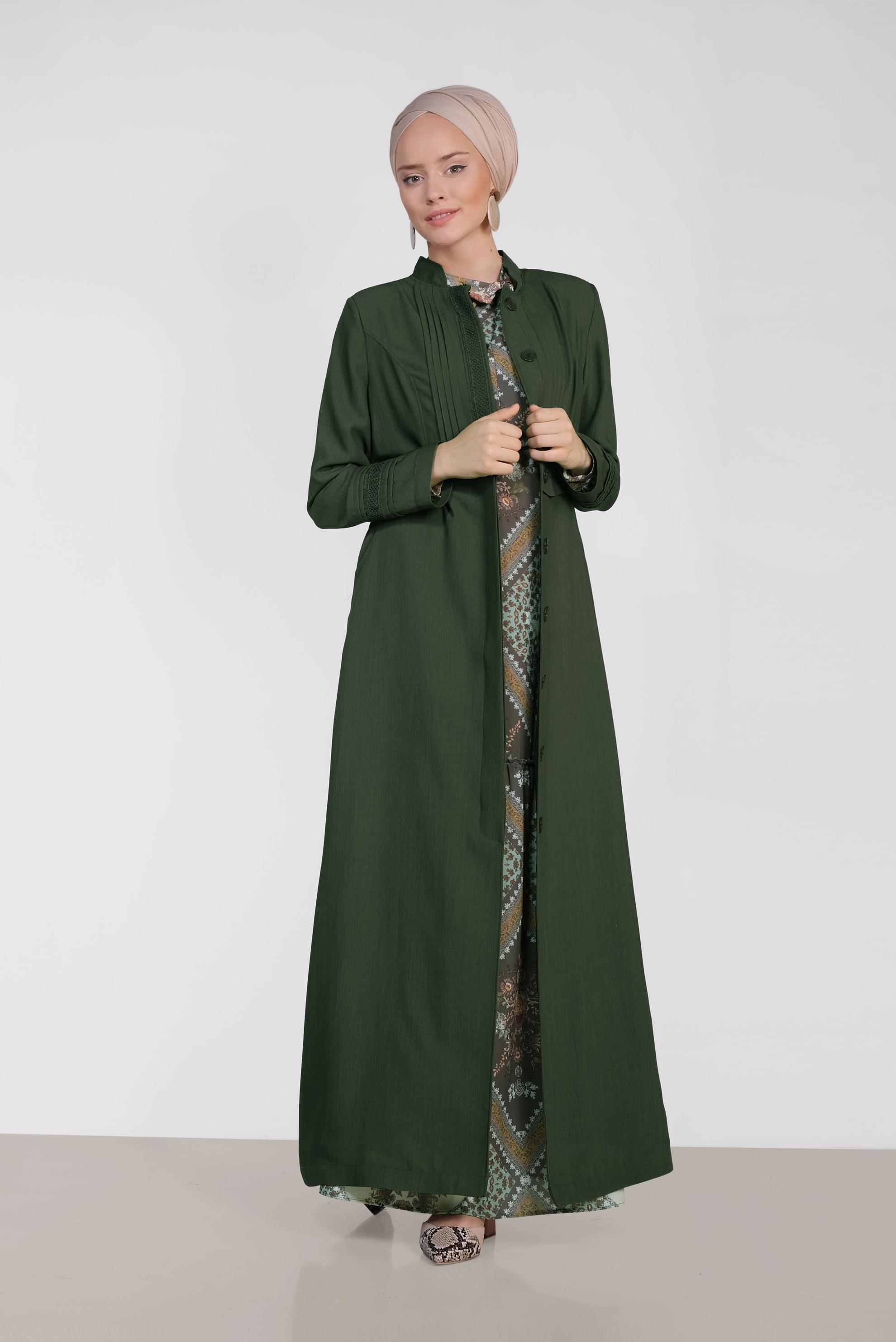 Tesettür giyim HAKİ GİZLİ DÜĞMELİ YAKASI BROŞLU PARDESÜ 1454