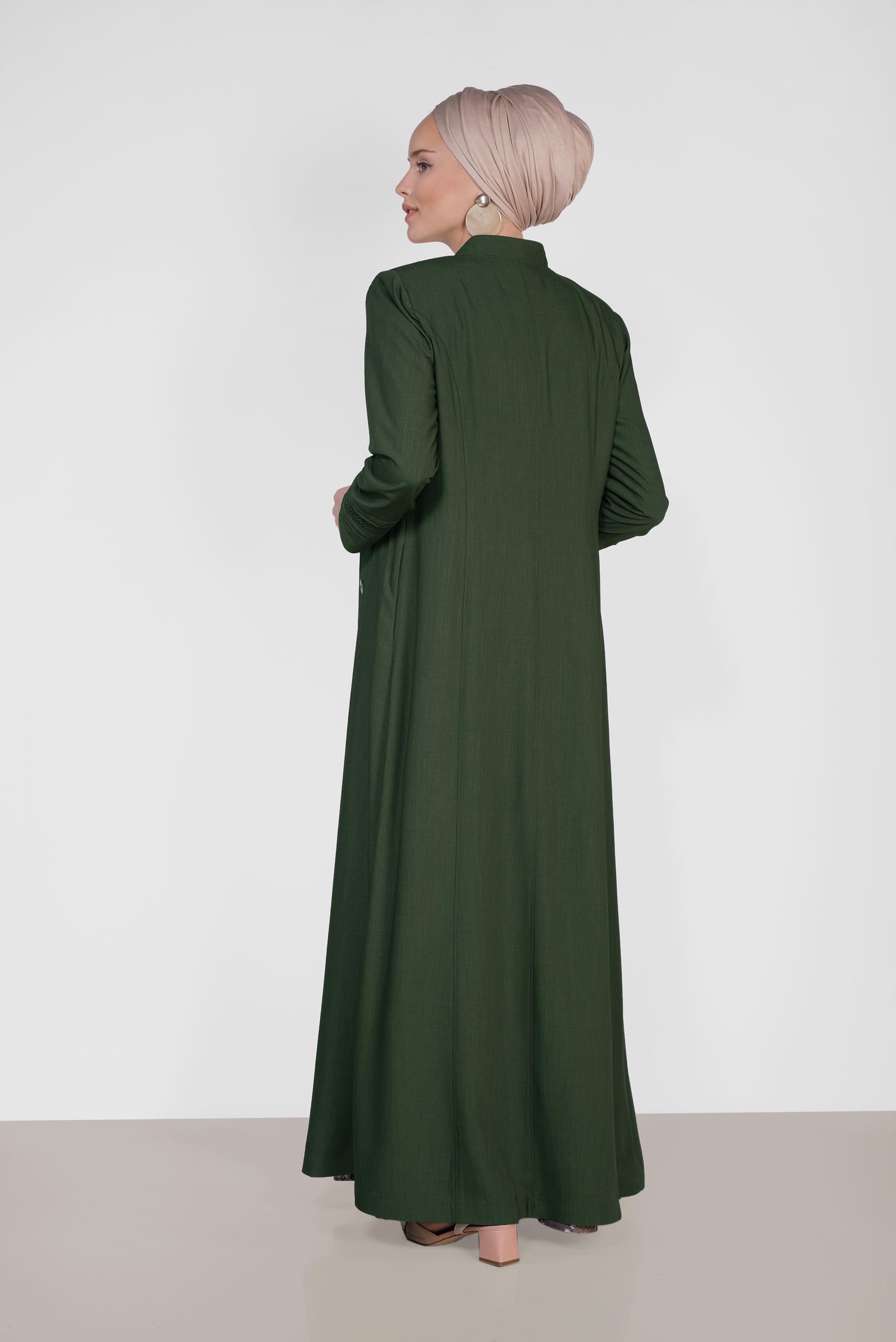 Tesettür giyim HAKİ GİZLİ DÜĞMELİ YAKASI BROŞLU PARDESÜ 1454