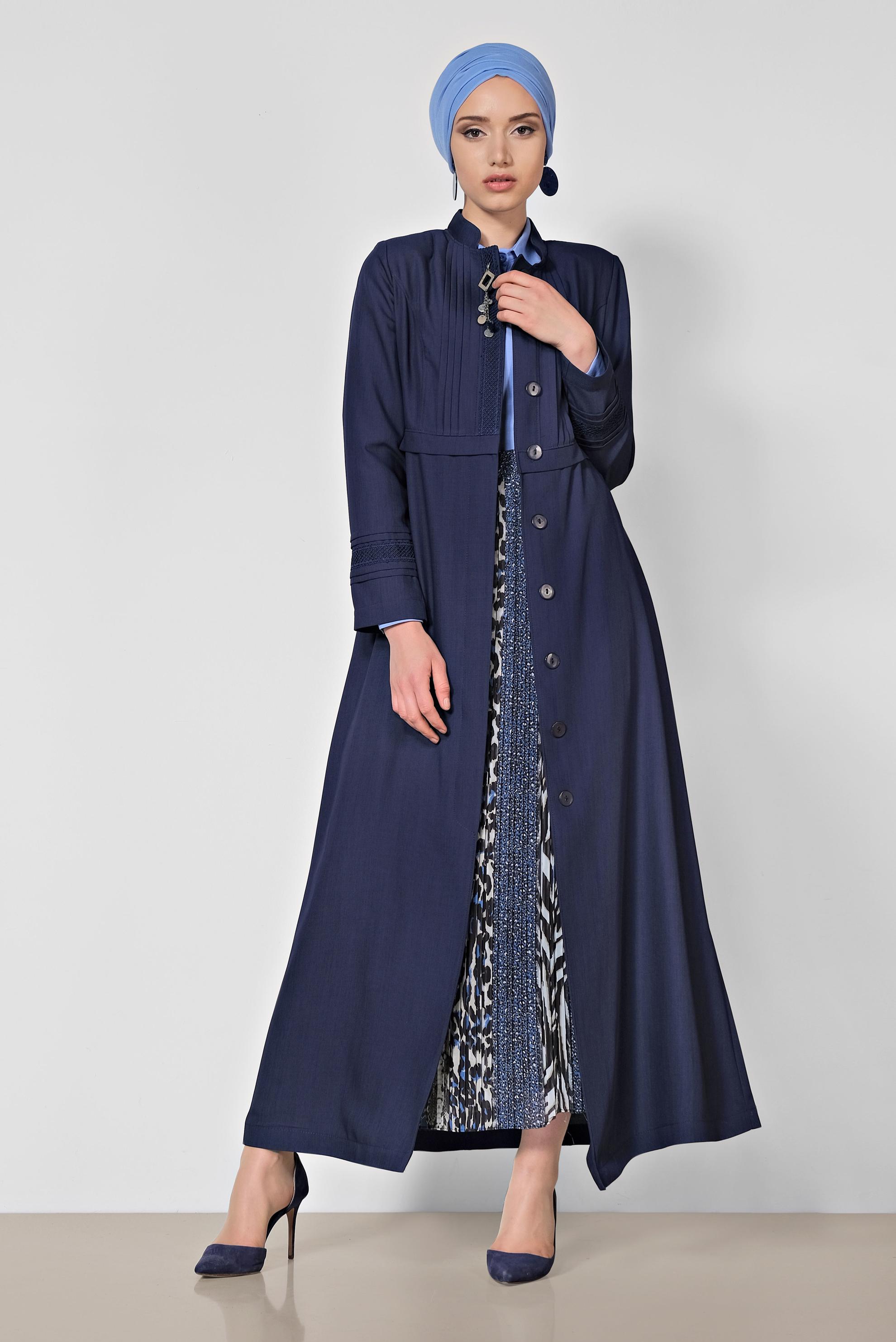 Tesettür giyim LACİVERT GİZLİ DÜĞMELİ YAKASI BROŞLU PARDESÜ 1454