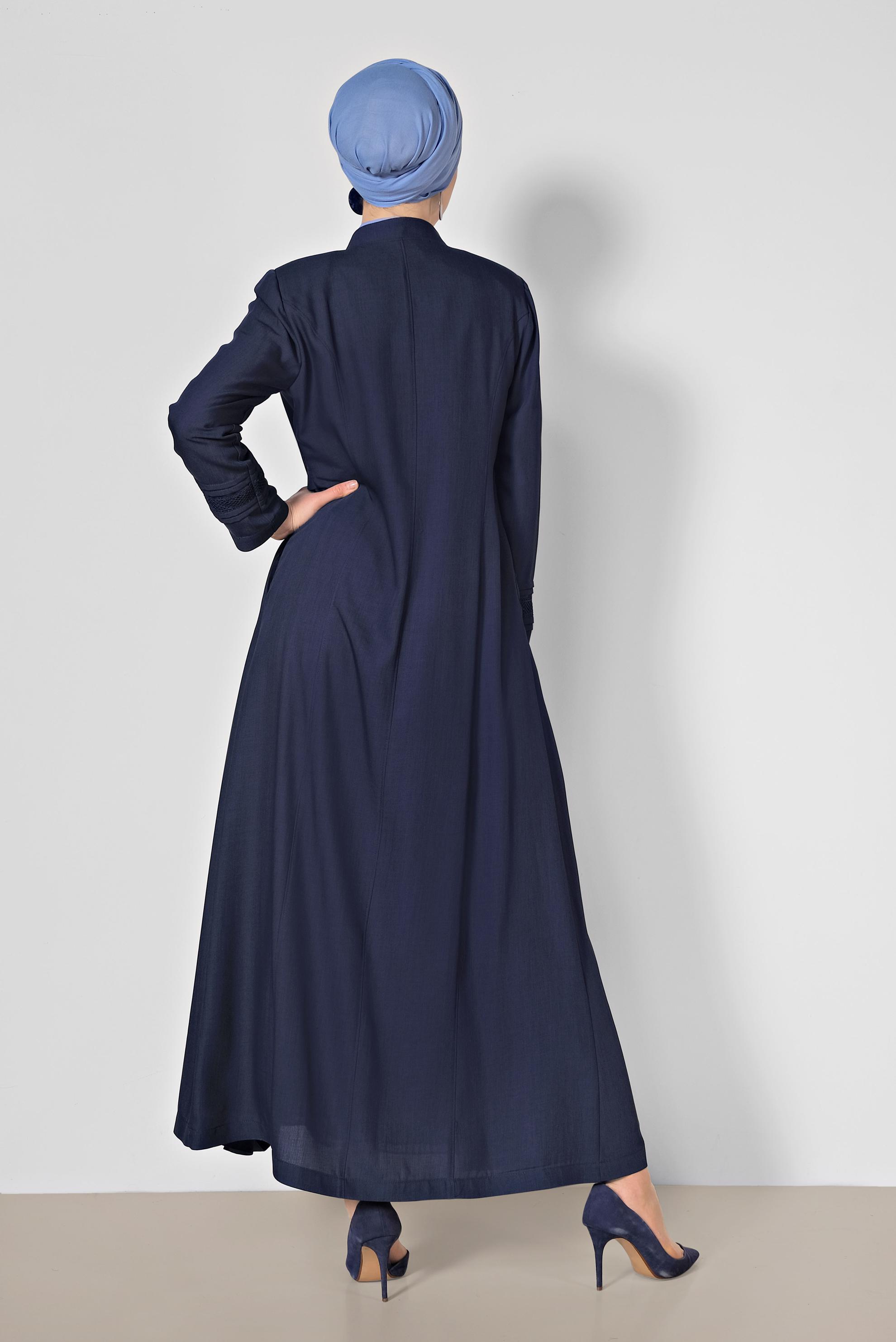 Tesettür giyim LACİVERT GİZLİ DÜĞMELİ YAKASI BROŞLU PARDESÜ 1454