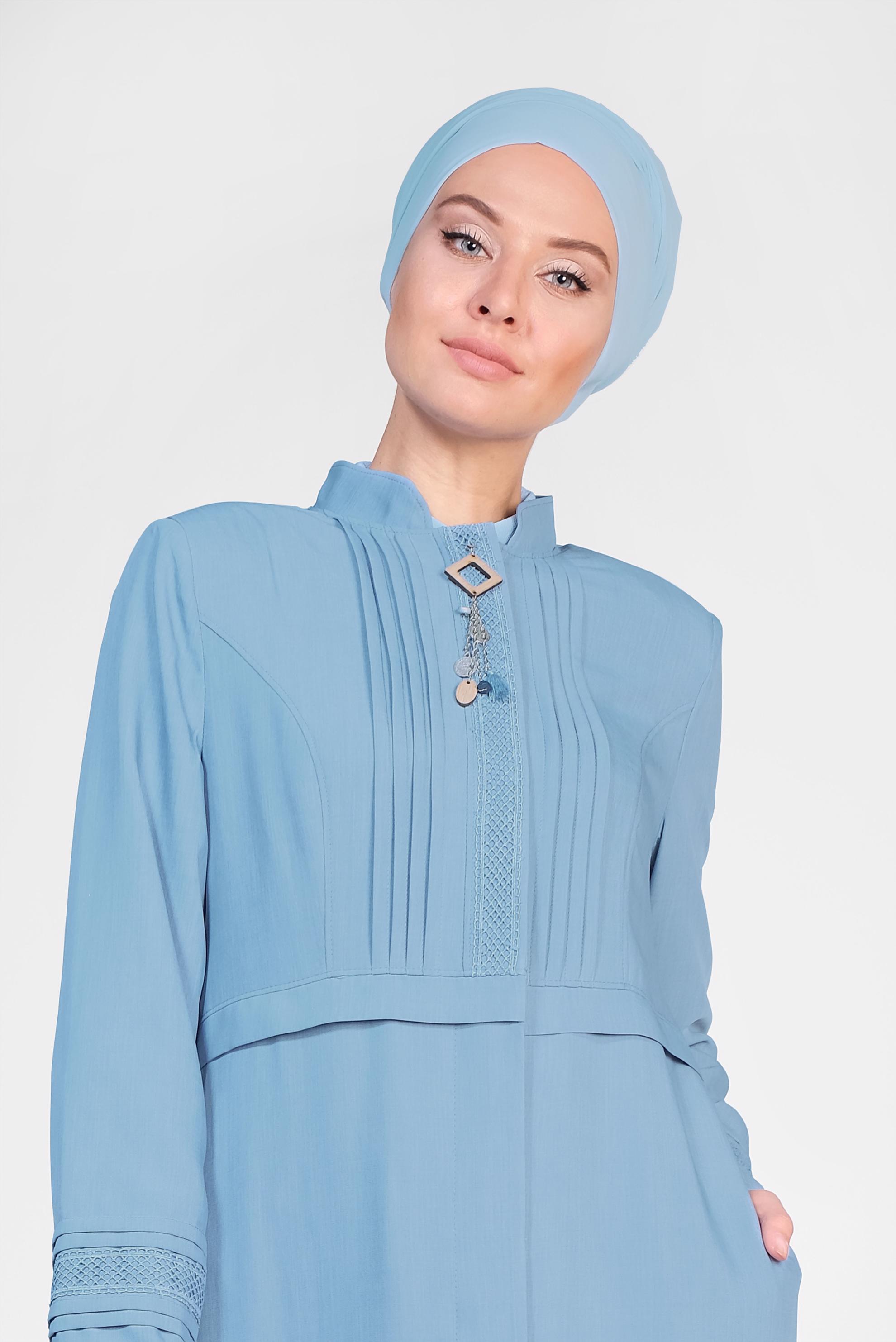 Tesettür giyim MAVİ GİZLİ DÜĞMELİ YAKASI BROŞLU PARDESÜ 1454