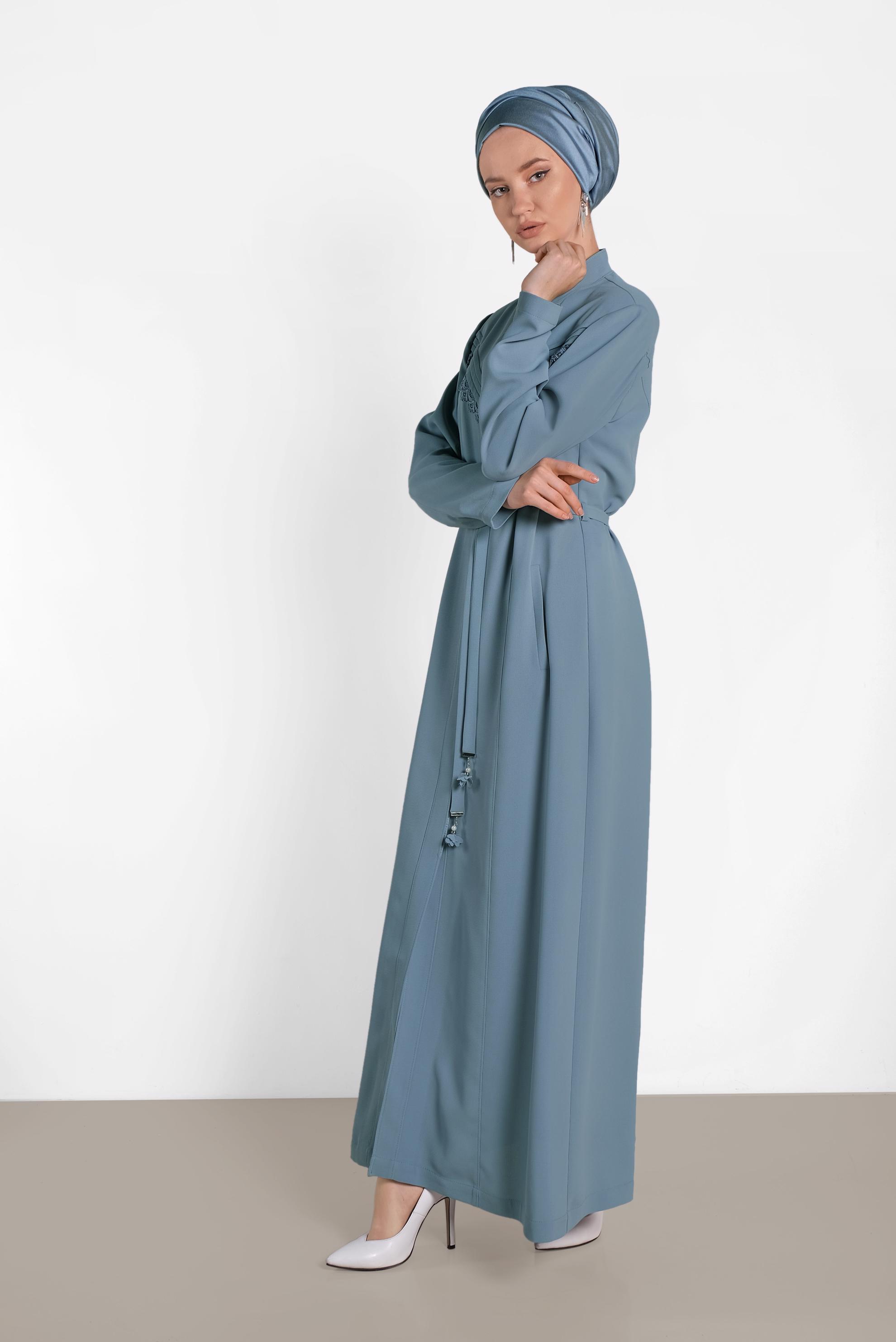 Tesettür giyim MAVİ GÜPÜR DETAYLI VE GİZLİ DÜĞMELİ PARDESÜ 1471