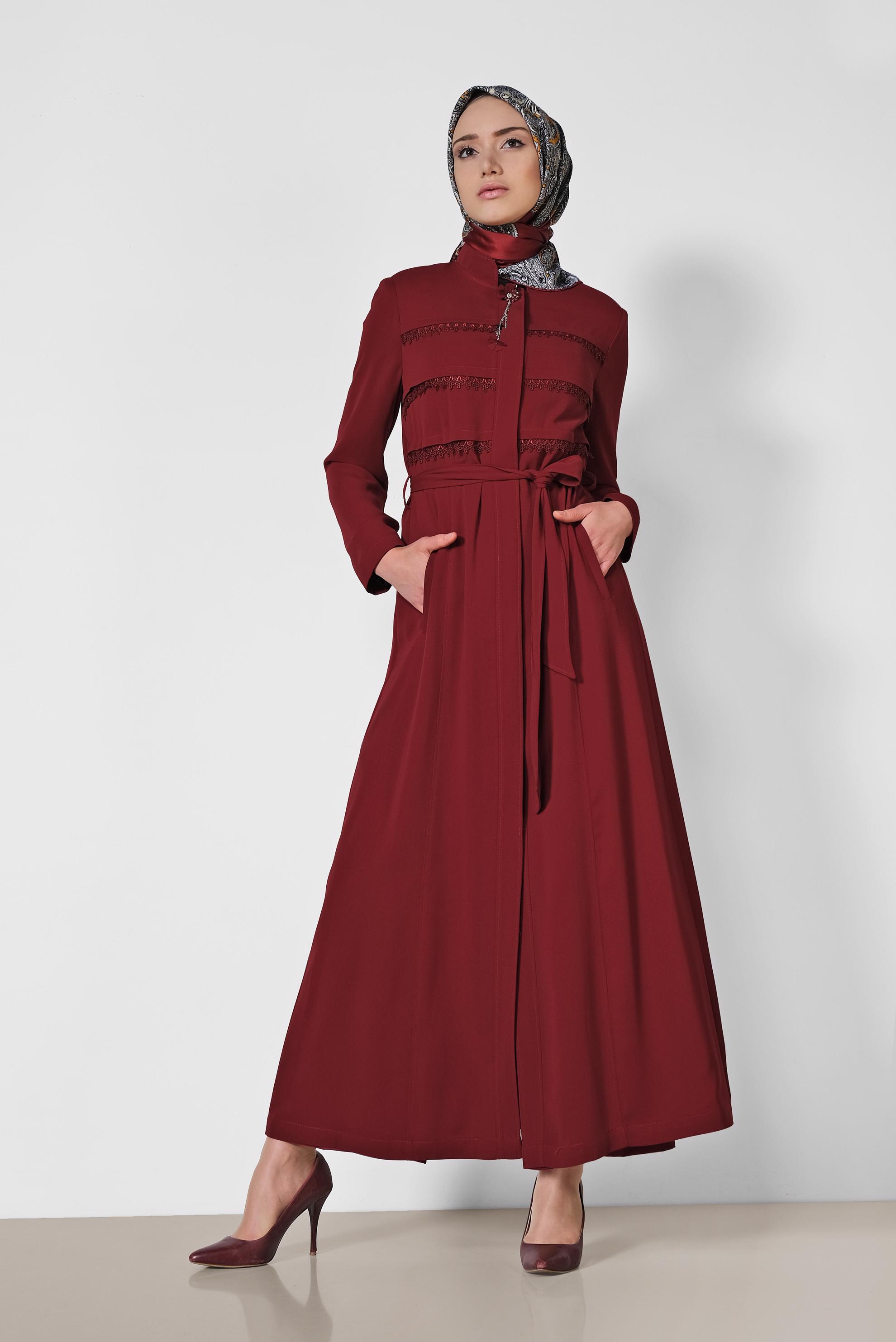 Tesettür giyim BORDO DANTEL DETAYLI ÖNDEN DÜĞMELİ PARDESÜ 1472