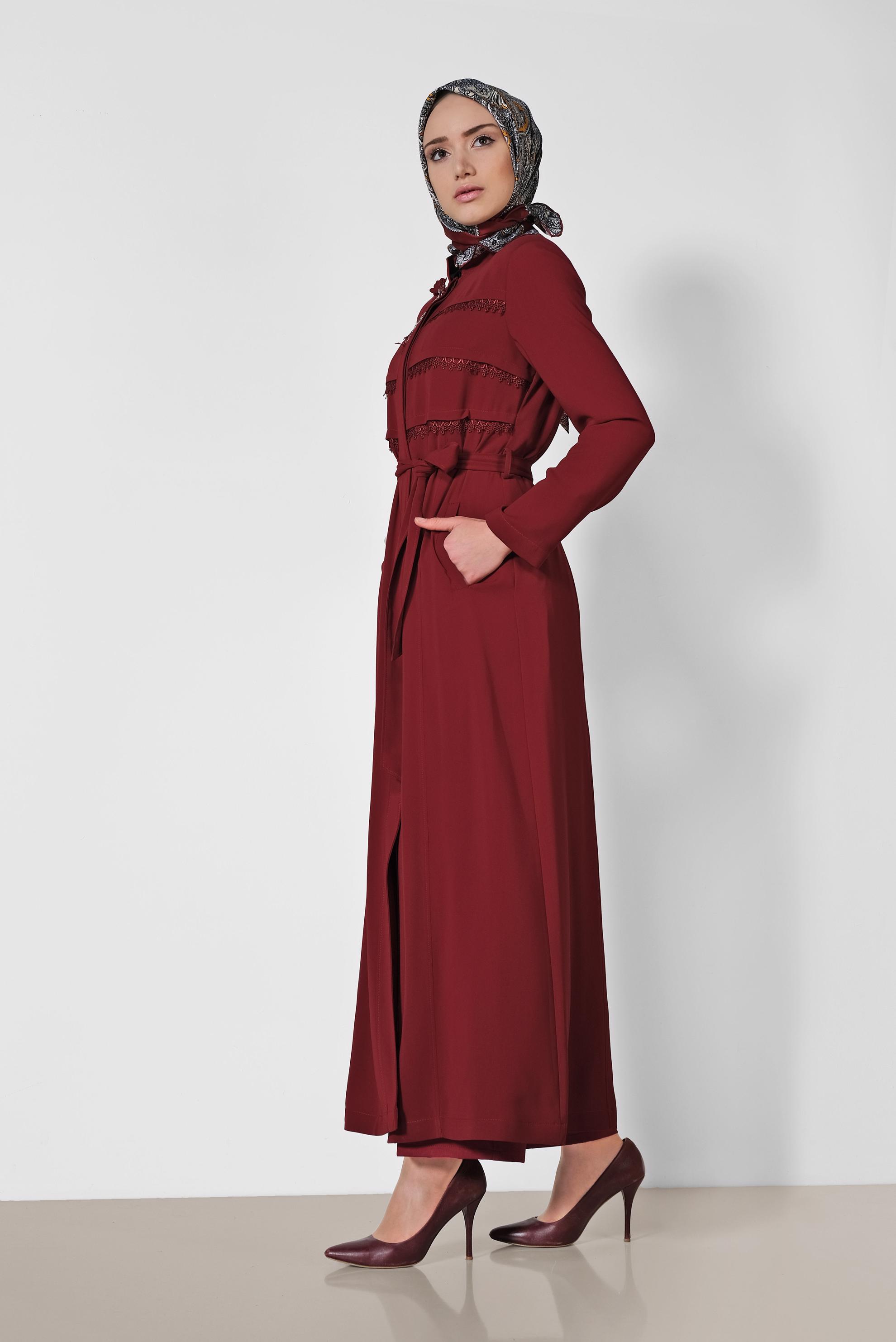 Tesettür giyim BORDO DANTEL DETAYLI ÖNDEN DÜĞMELİ PARDESÜ 1472