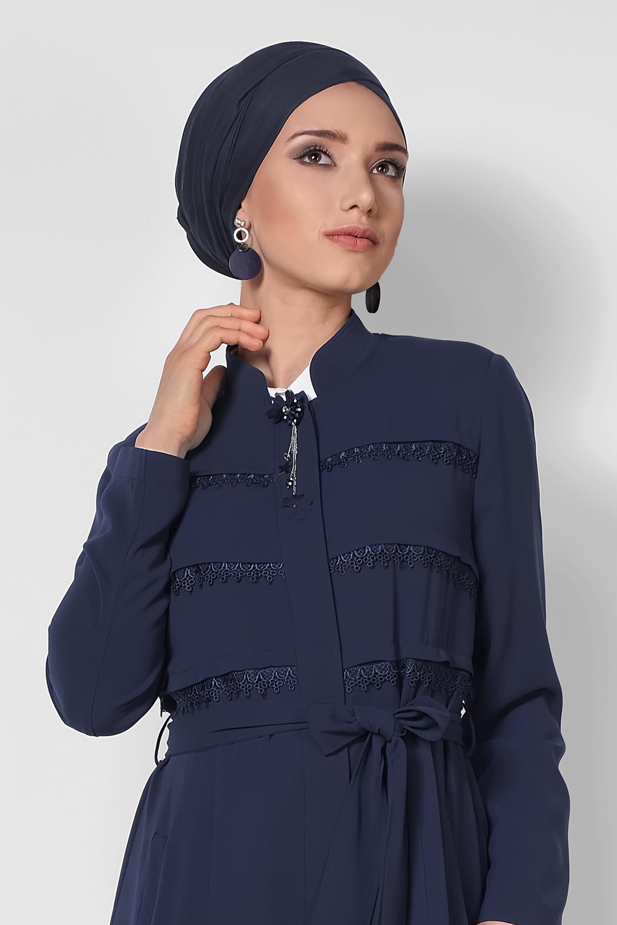 Tesettür giyim LACİVERT DANTEL DETAYLI ÖNDEN DÜĞMELİ PARDESÜ 1472