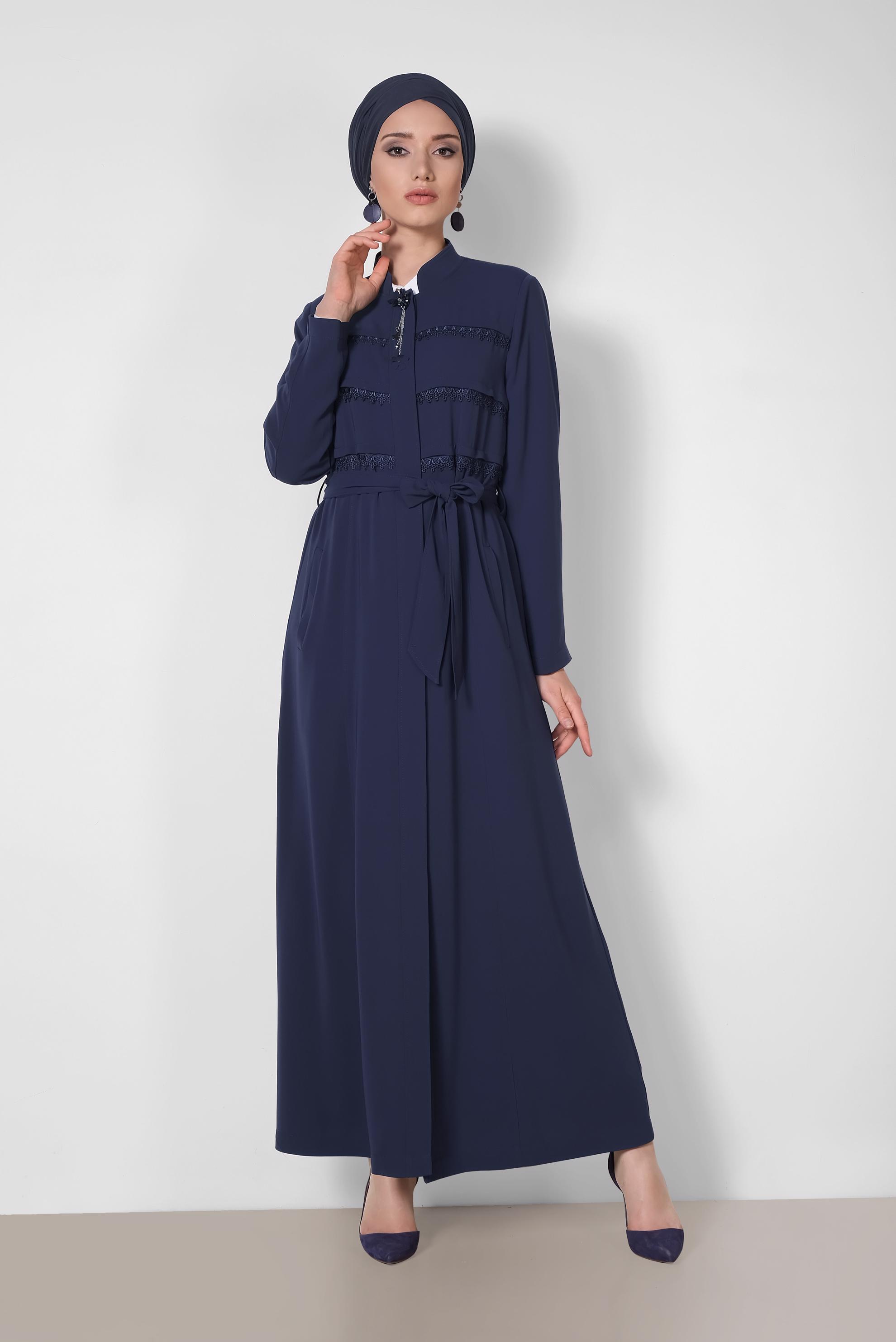 Tesettür giyim LACİVERT DANTEL DETAYLI ÖNDEN DÜĞMELİ PARDESÜ 1472