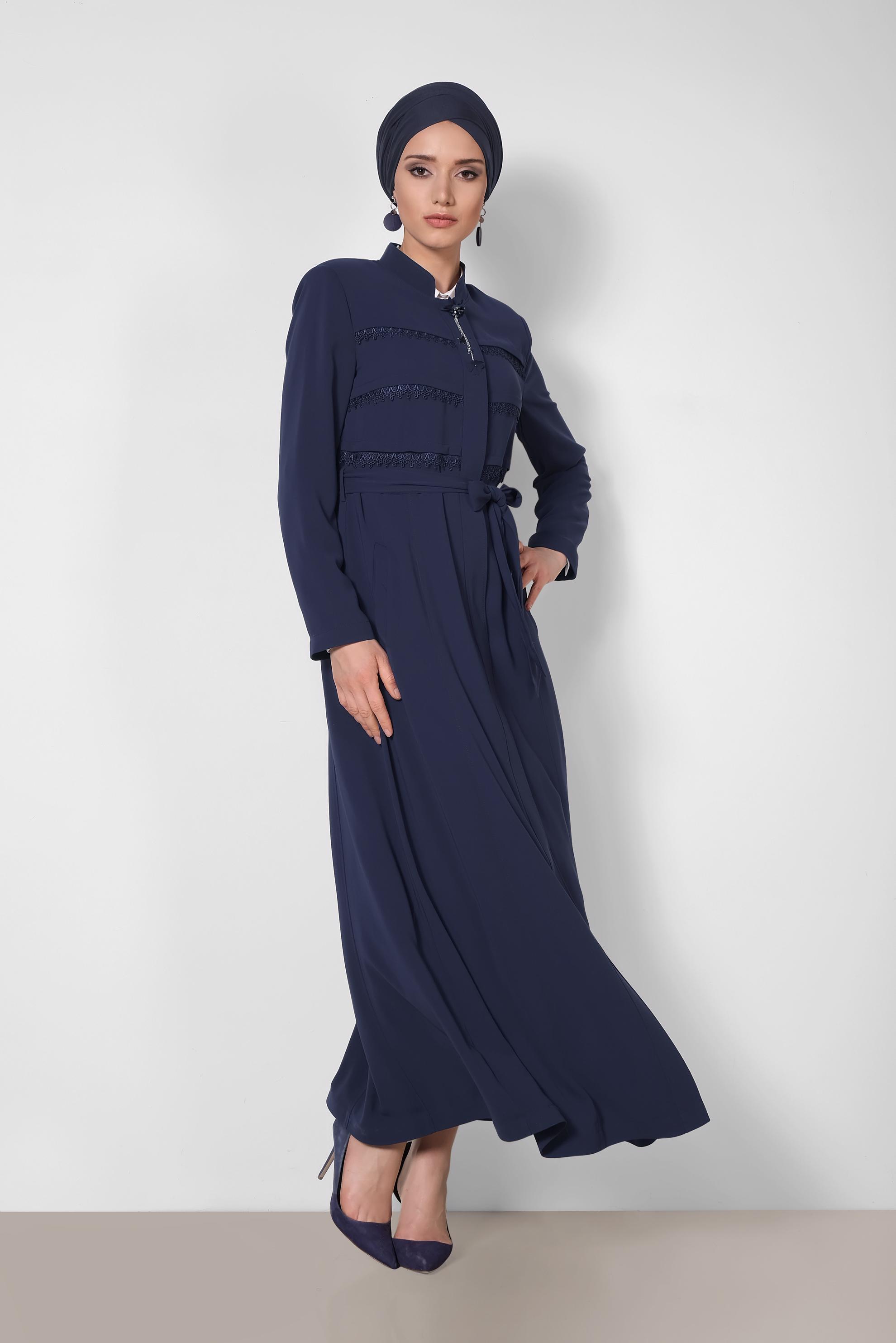 Tesettür giyim LACİVERT DANTEL DETAYLI ÖNDEN DÜĞMELİ PARDESÜ 1472