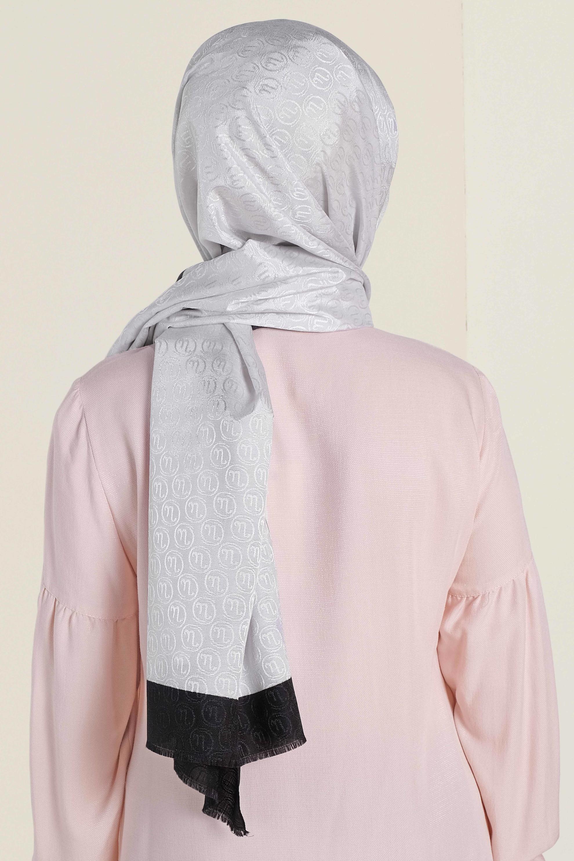 Tesettür giyim GÜMÜŞ ALVİNA MONOGRAM ŞAL 9997