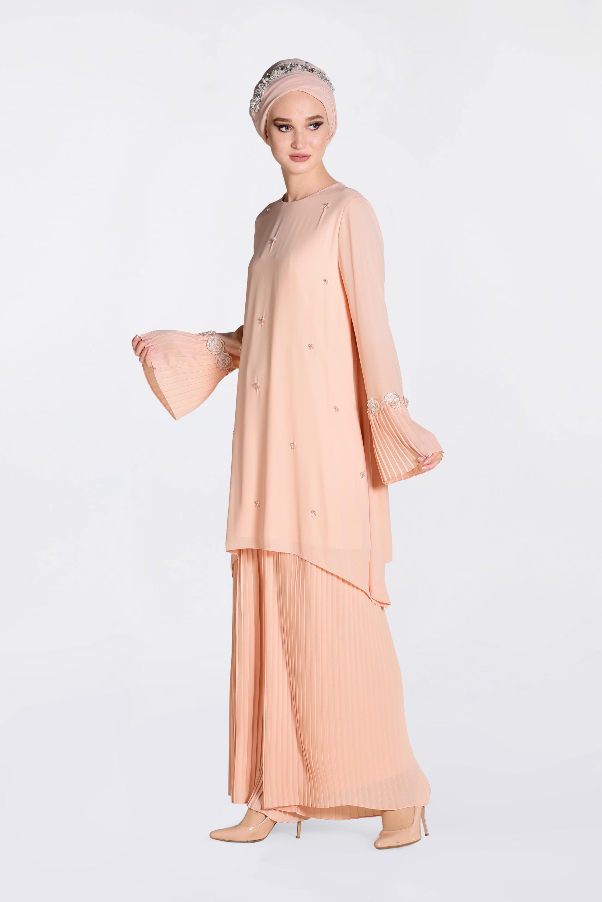 Tesettür giyim PUDRA BONCUK VE PİLİSELİ İKİLİ PANTOLONLU TAKIM 3437