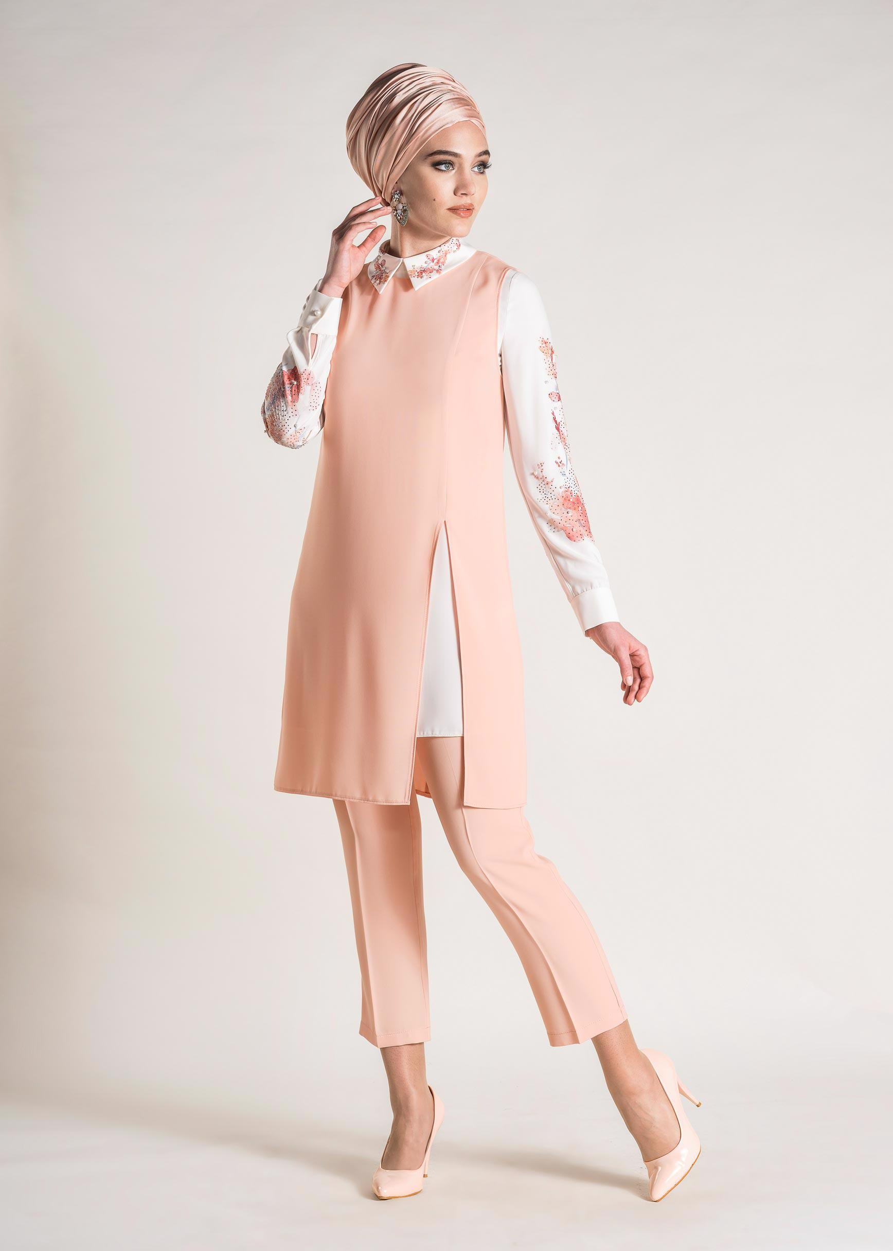 Tesettür giyim PUDRA YAKASI VE KOLLARI ÇİÇEK DESENLİ ÜÇLÜ PANTOLONLU TAKIM 3449