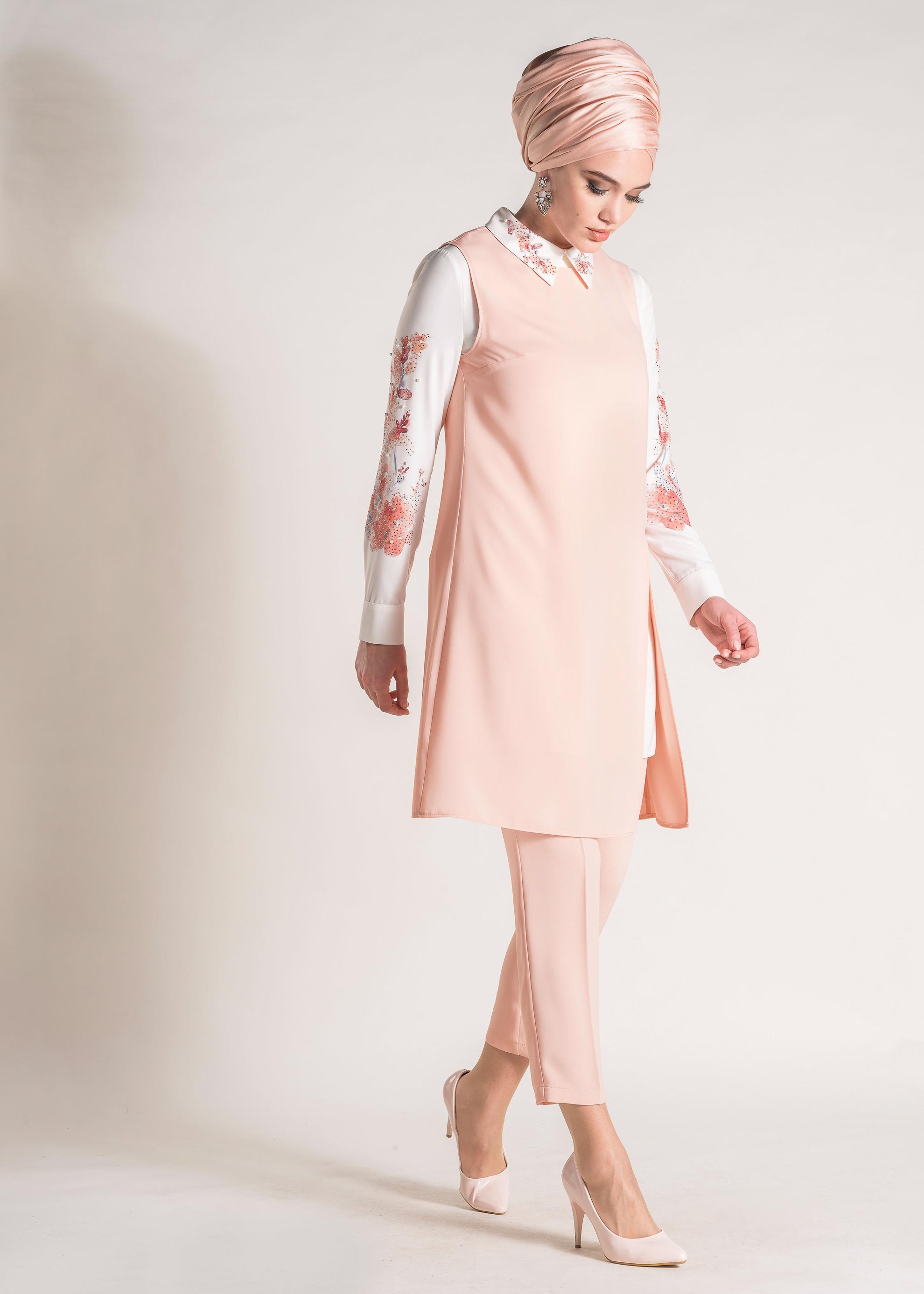 Tesettür giyim PUDRA YAKASI VE KOLLARI ÇİÇEK DESENLİ ÜÇLÜ PANTOLONLU TAKIM 3449