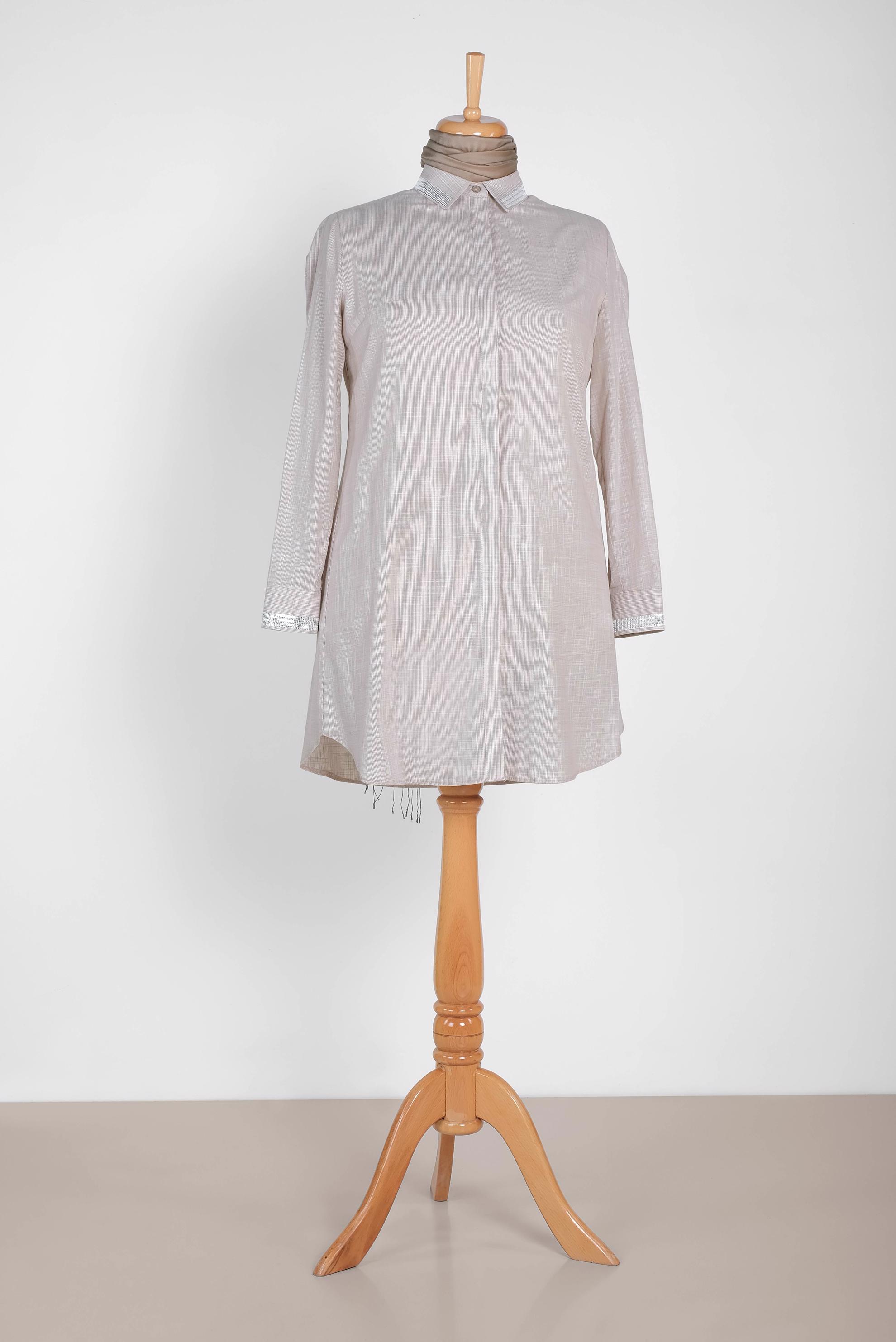 Tesettür giyim BEJ MANŞET VE YAKASI PUL DETAYLI GİZLİ DÜĞMELİ TUNİK 2886 