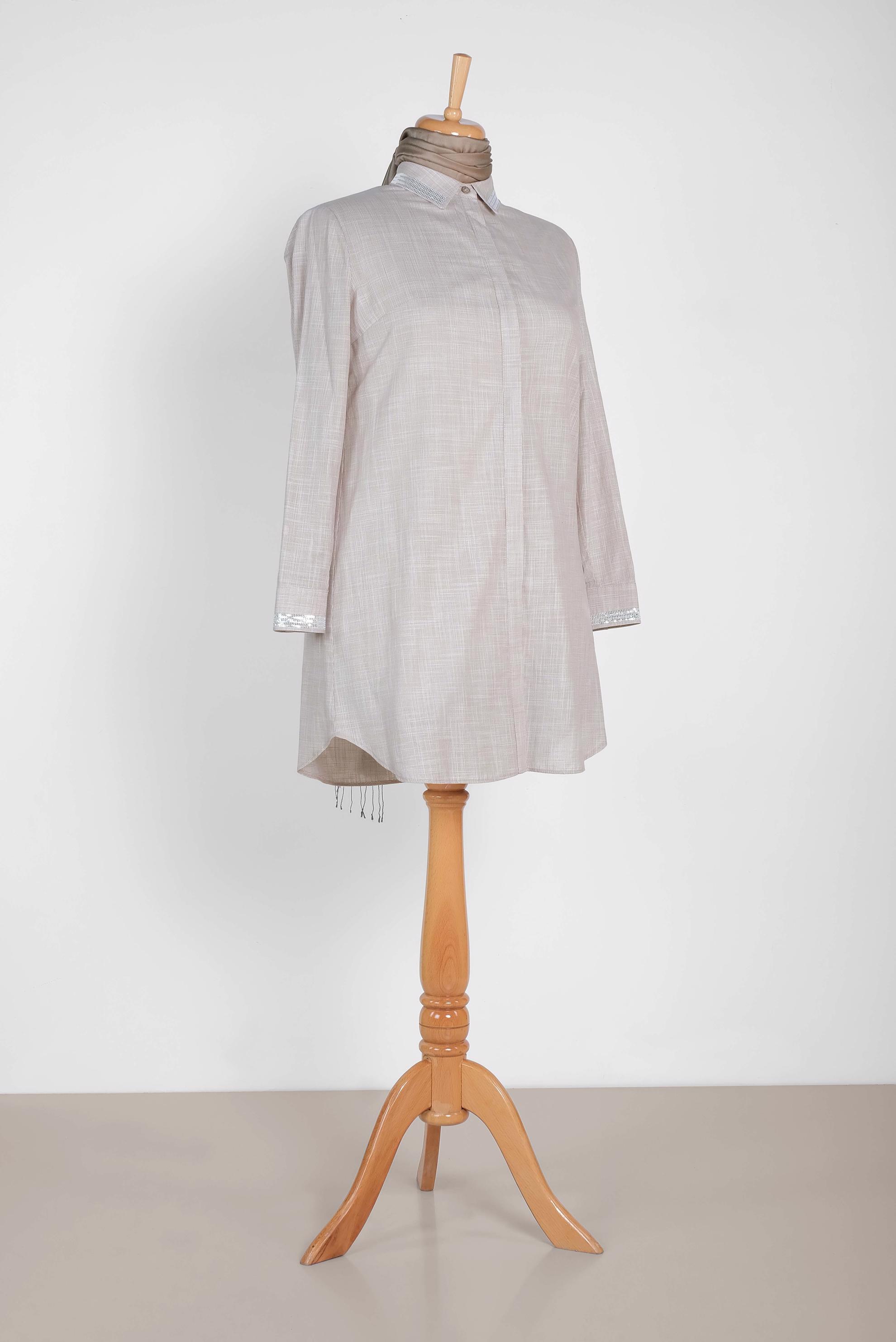 Tesettür giyim BEJ MANŞET VE YAKASI PUL DETAYLI GİZLİ DÜĞMELİ TUNİK 2886 