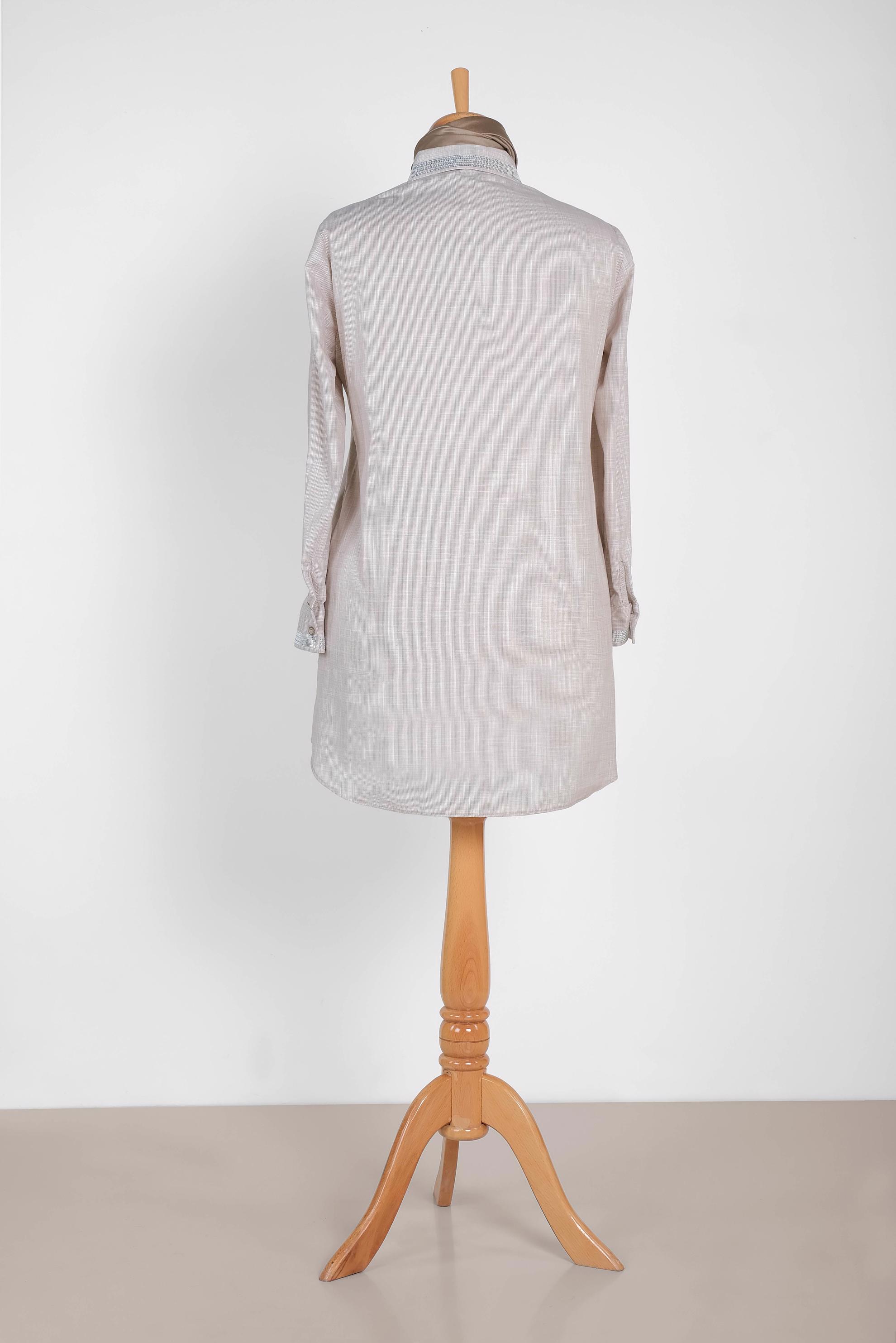 Tesettür giyim BEJ MANŞET VE YAKASI PUL DETAYLI GİZLİ DÜĞMELİ TUNİK 2886 