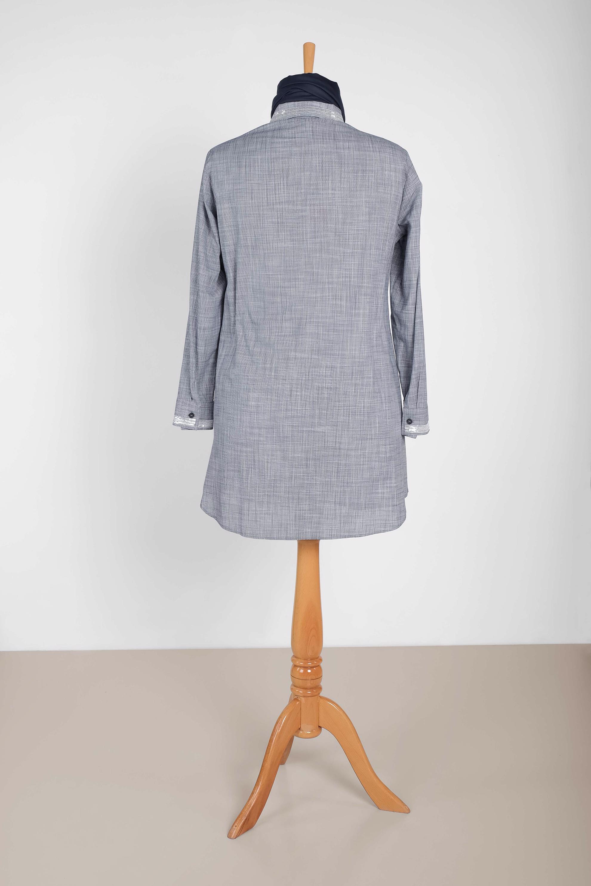 Tesettür giyim LACİVERT MANŞET VE YAKASI PUL DETAYLI GİZLİ DÜĞMELİ TUNİK 2886 