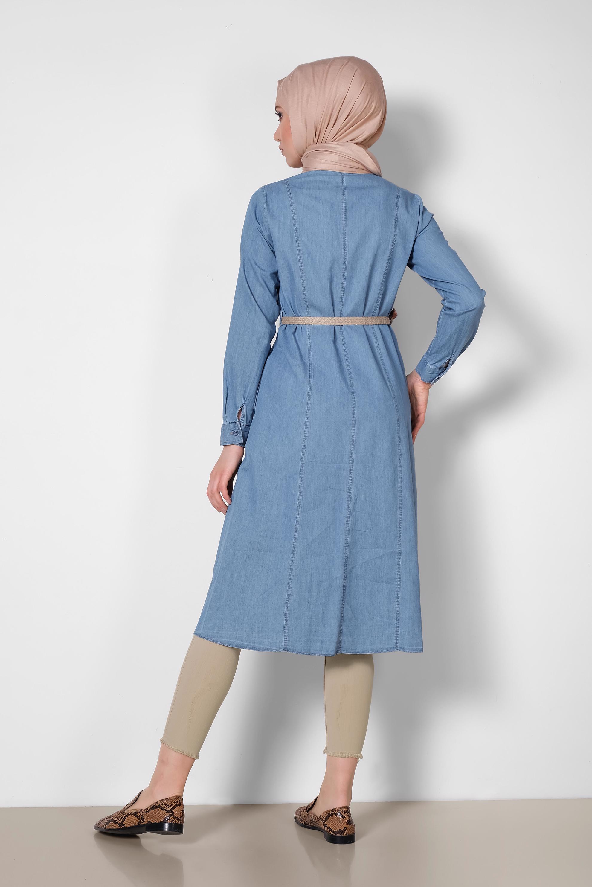 Tesettür giyim MAVİ ÖNDEN DÜĞMELİ HASIR KEMERLİ DENİM TUNİK 4034