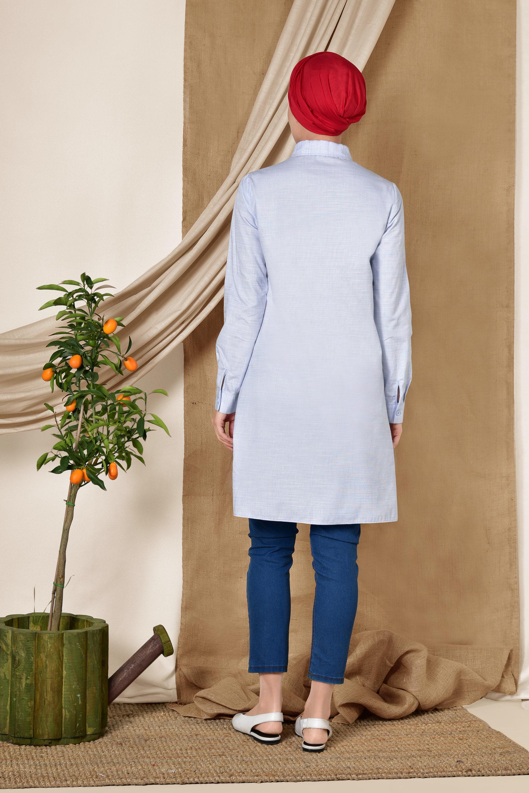 Tesettür giyim MAVİ ÖNDEN YARIM DÜĞMELİ YAZILI TUNİK 4055