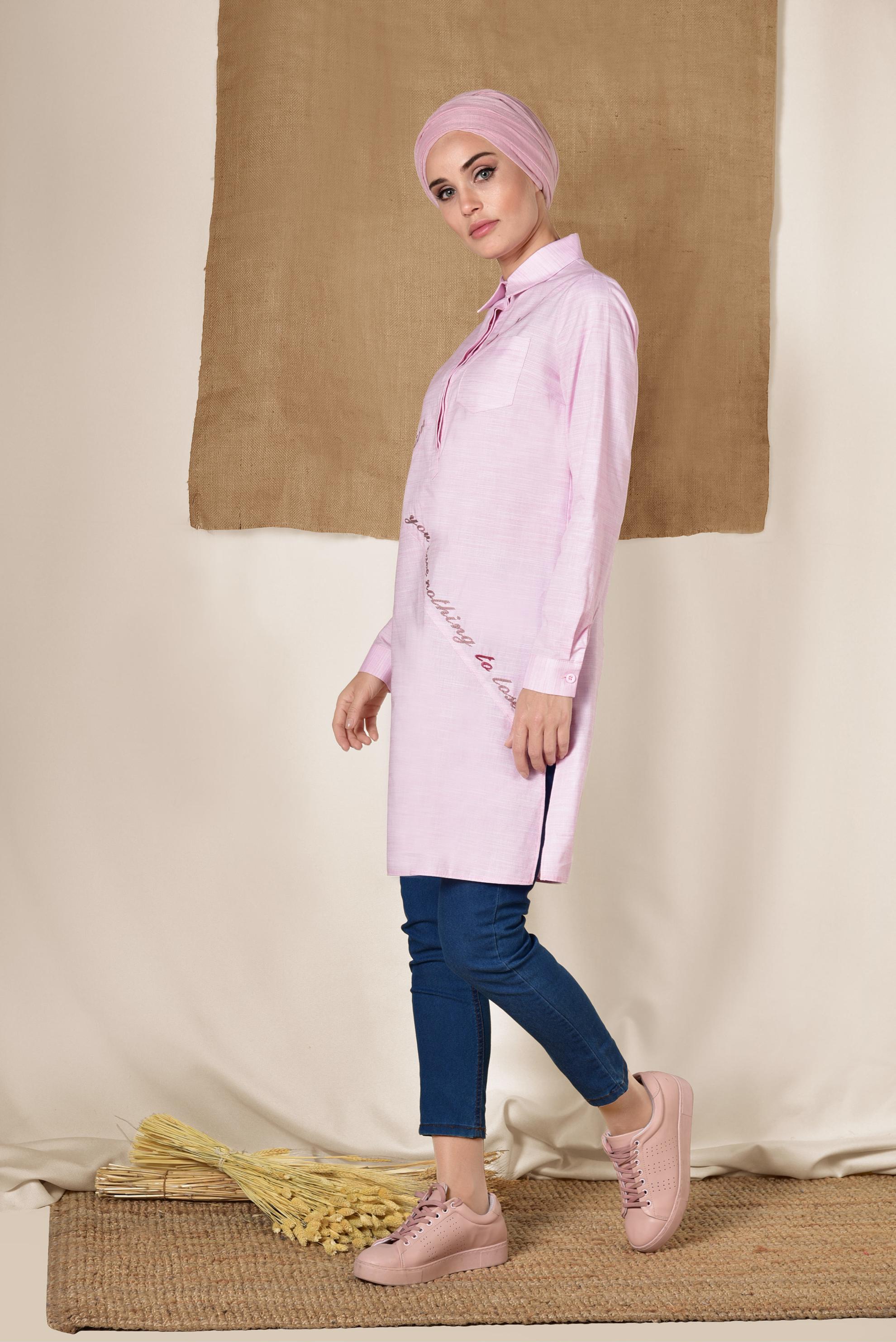 Tesettür giyim PEMBE ÖNDEN YARIM DÜĞMELİ YAZILI TUNİK 4055