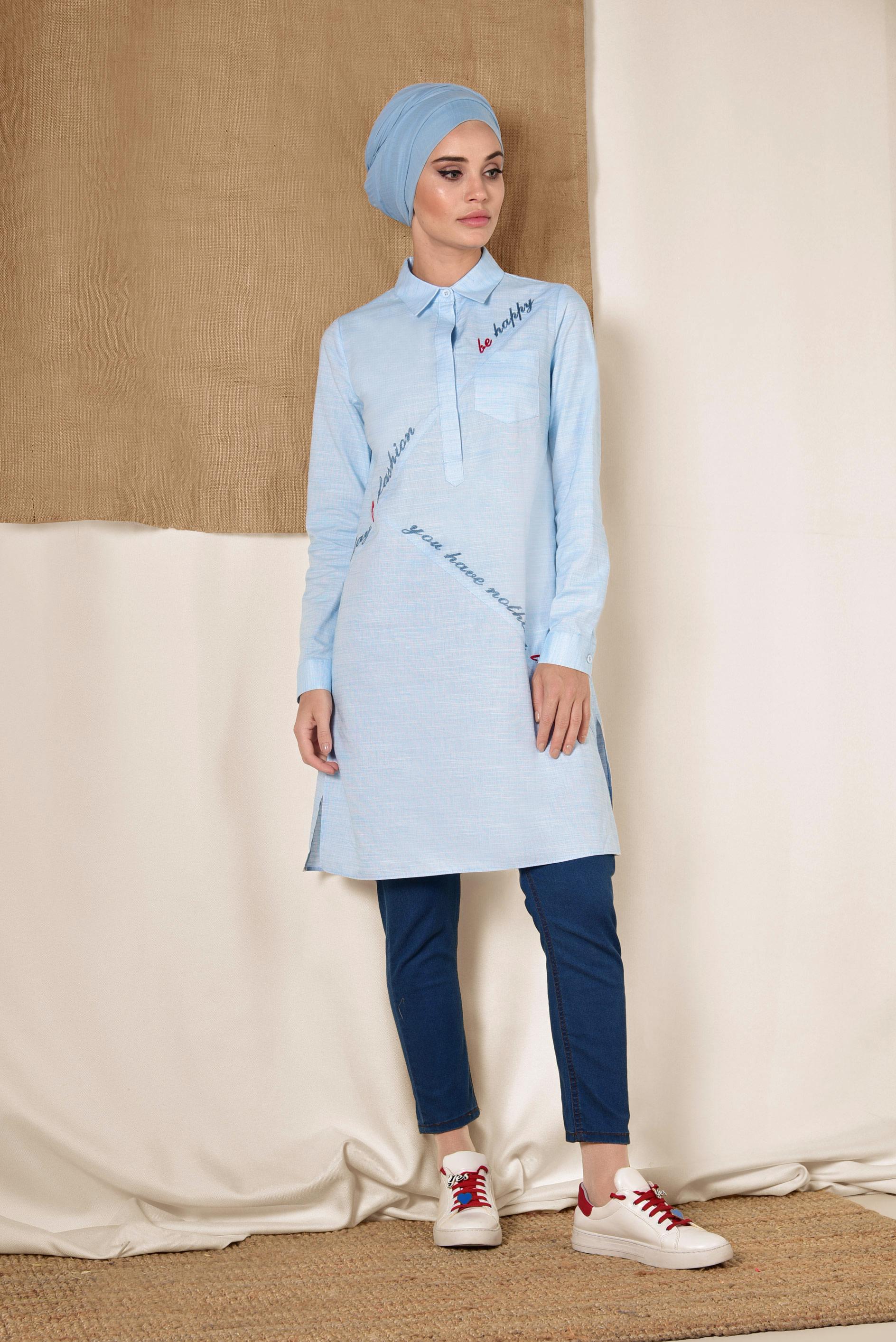 Tesettür giyim MAVİ ÖNDEN YARIM DÜĞMELİ YAZILI TUNİK 4055