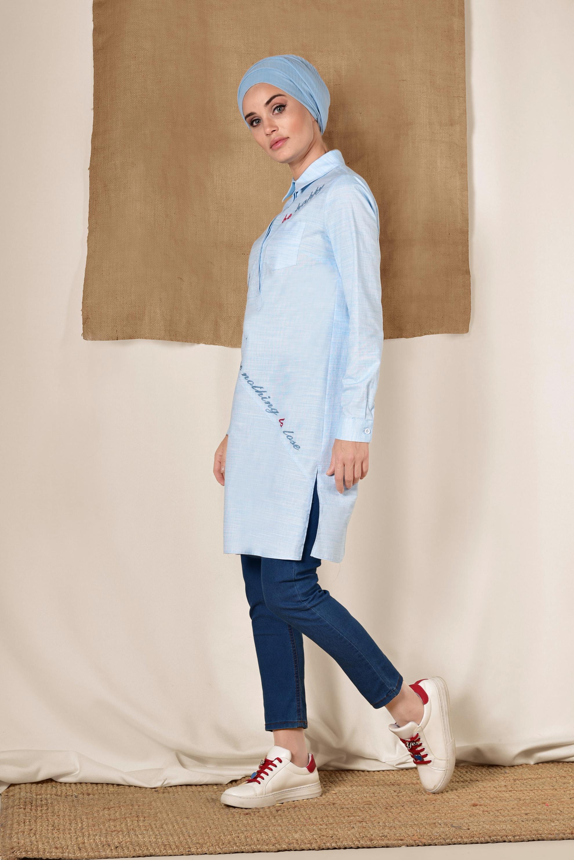 Tesettür giyim MAVİ ÖNDEN YARIM DÜĞMELİ YAZILI TUNİK 4055