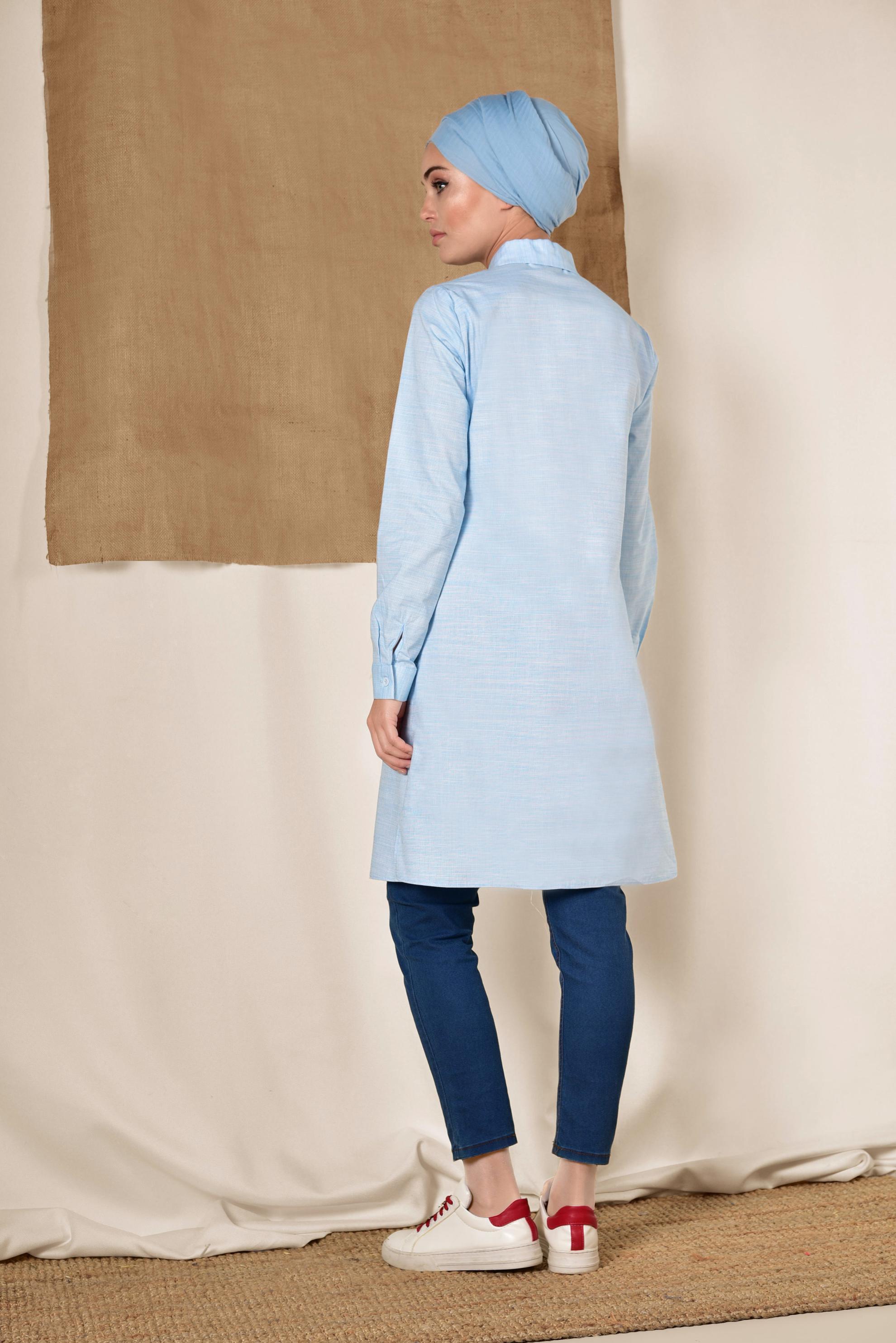 Tesettür giyim MAVİ ÖNDEN YARIM DÜĞMELİ YAZILI TUNİK 4055