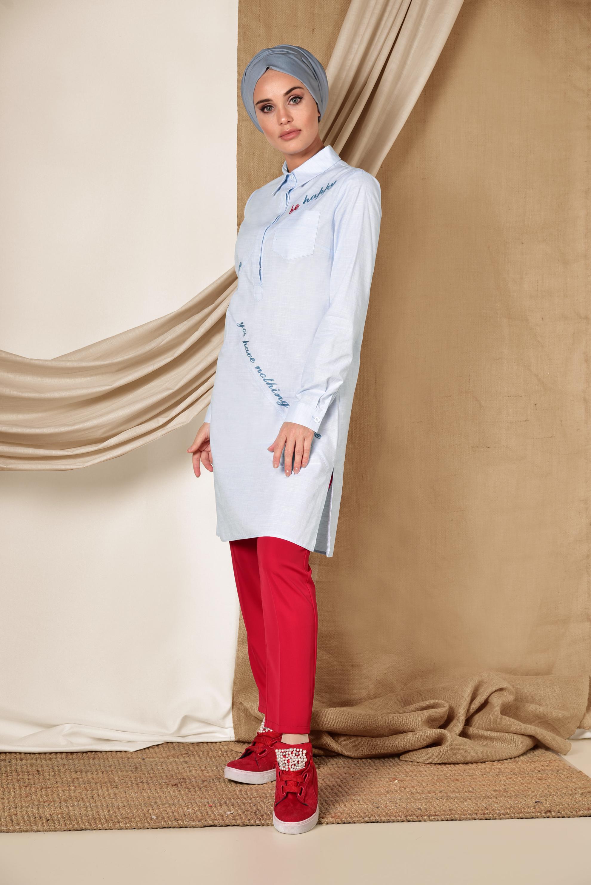 Tesettür giyim MAVİ ÖNDEN YARIM DÜĞMELİ YAZILI TUNİK 4055