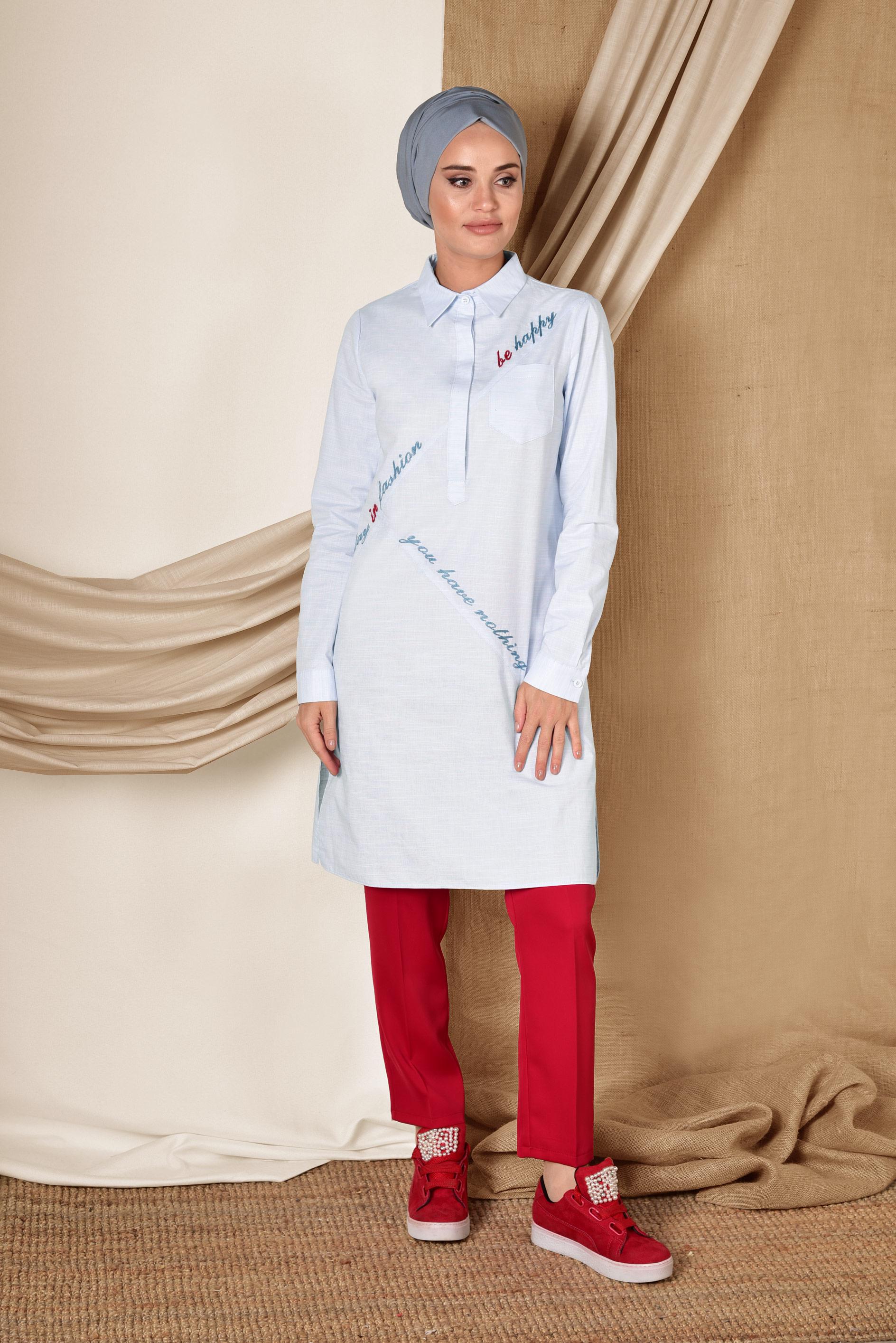 Tesettür giyim MAVİ ÖNDEN YARIM DÜĞMELİ YAZILI TUNİK 4055