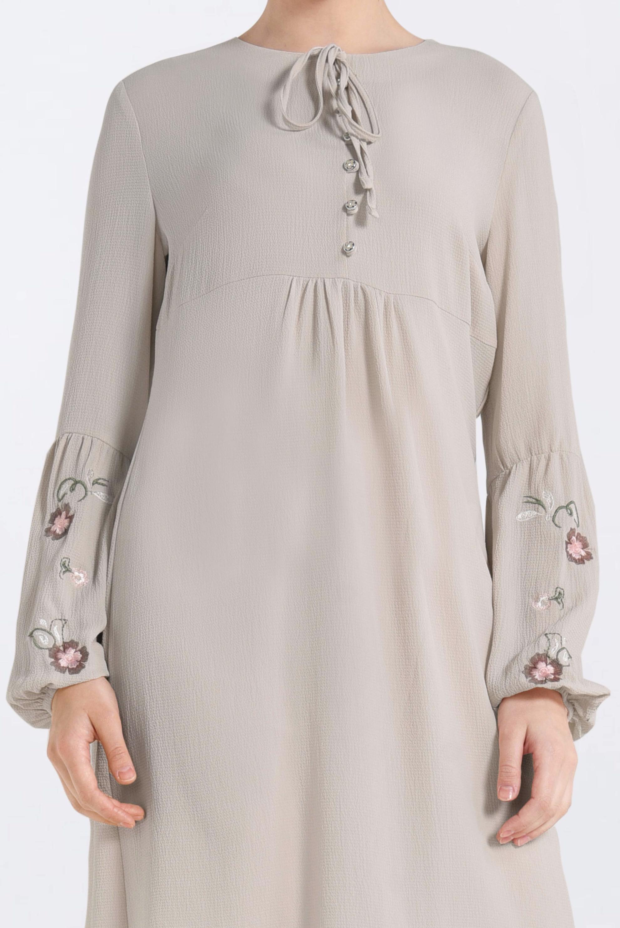 Tesettür giyim EKRU KOLLARI NAKIŞLI TUNİK 4108