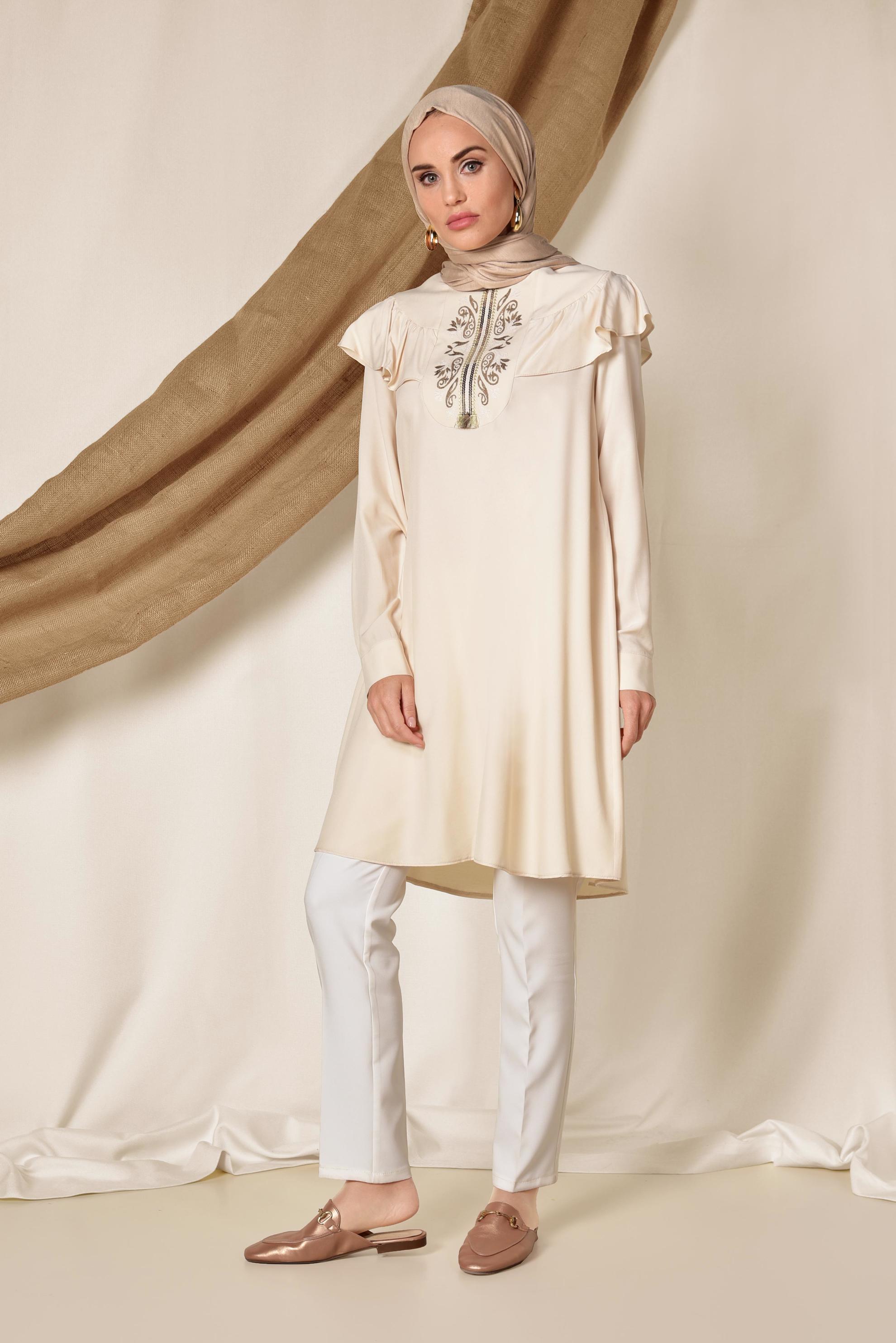Tesettür giyim BEJ PUL VE İŞLEME DETAYLI OMUZLARI VOLANLI TUNİK 4120