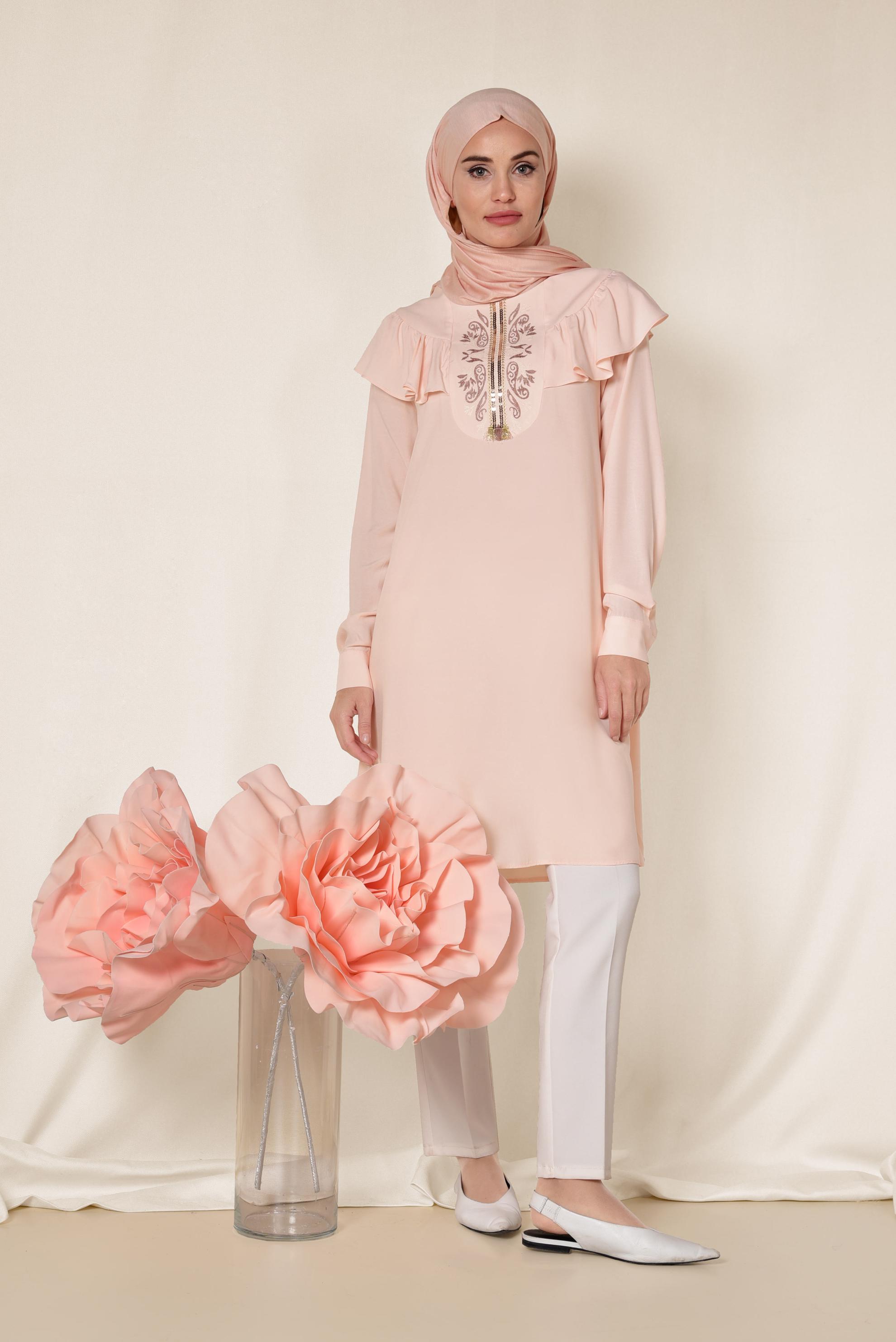 Tesettür giyim PUDRA PUL VE İŞLEME DETAYLI OMUZLARI VOLANLI TUNİK 4120