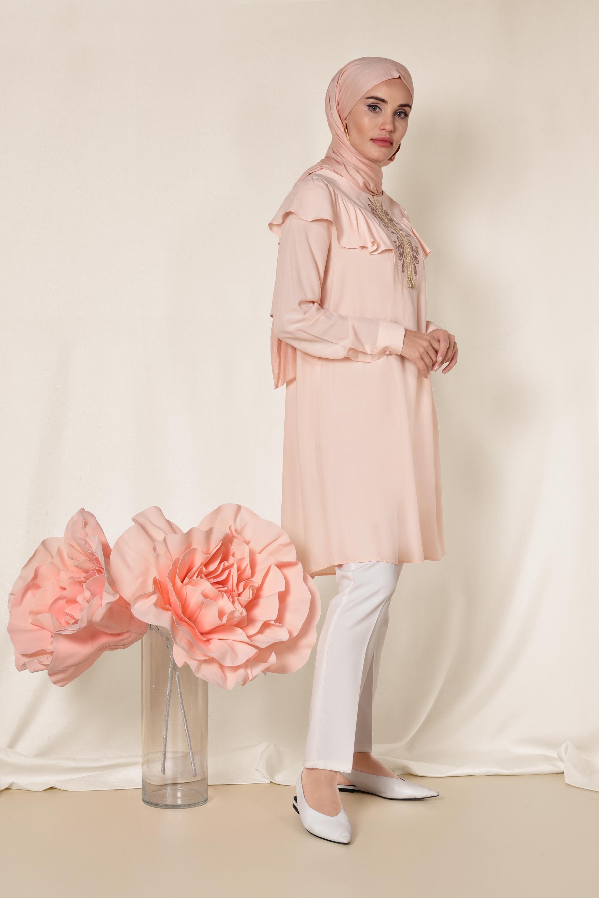 Tesettür giyim PUDRA PUL VE İŞLEME DETAYLI OMUZLARI VOLANLI TUNİK 4120