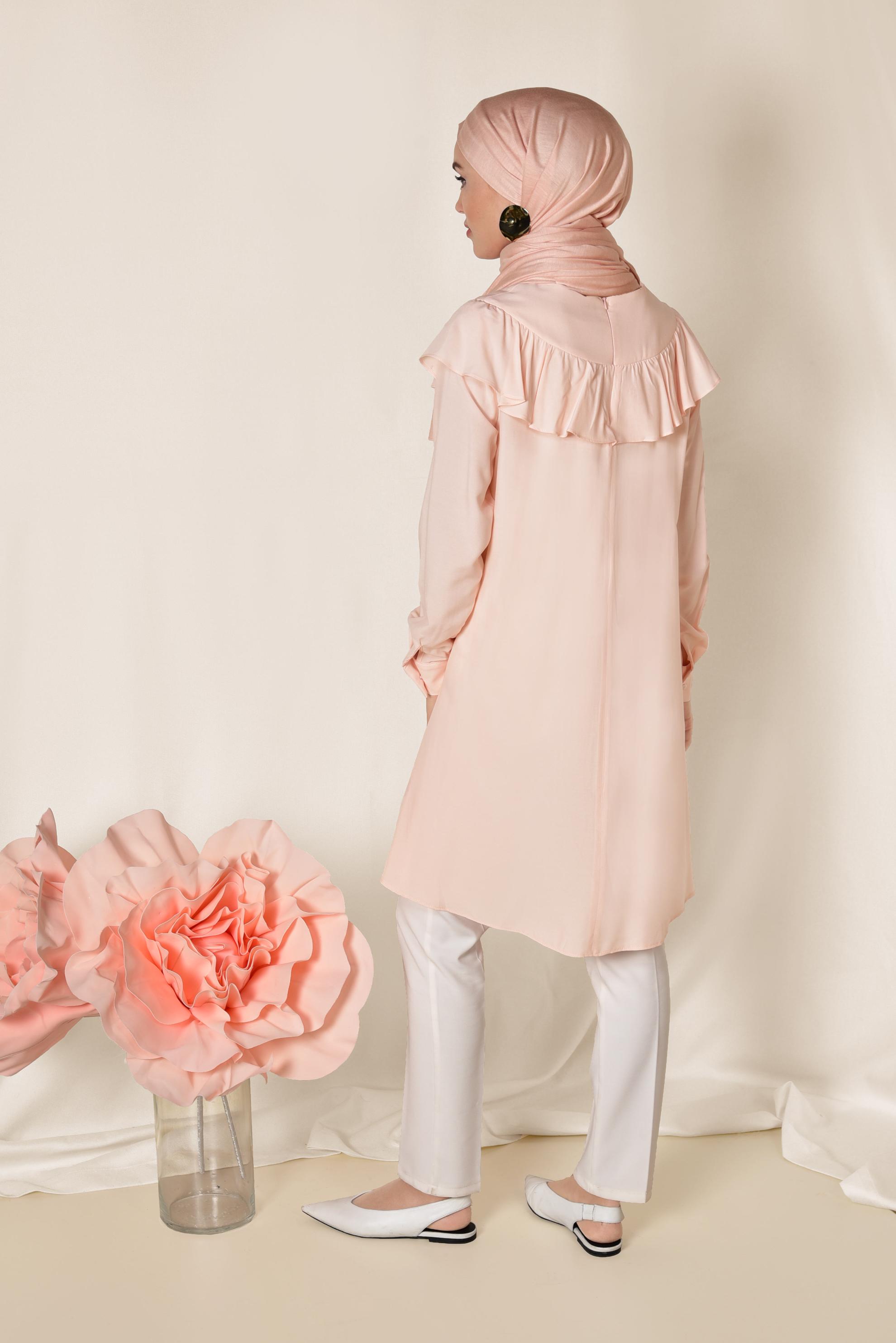 Tesettür giyim PUDRA PUL VE İŞLEME DETAYLI OMUZLARI VOLANLI TUNİK 4120